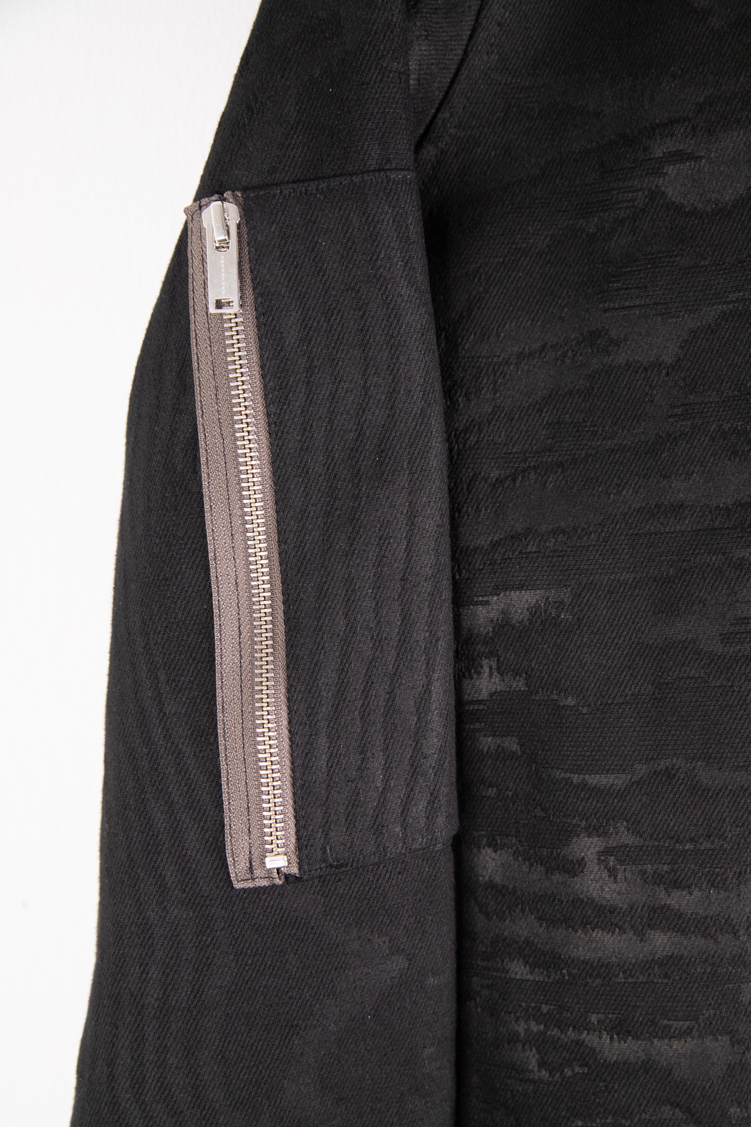 AM Couture Bomberjacke mit dezentem Zebramuster in Schwarz