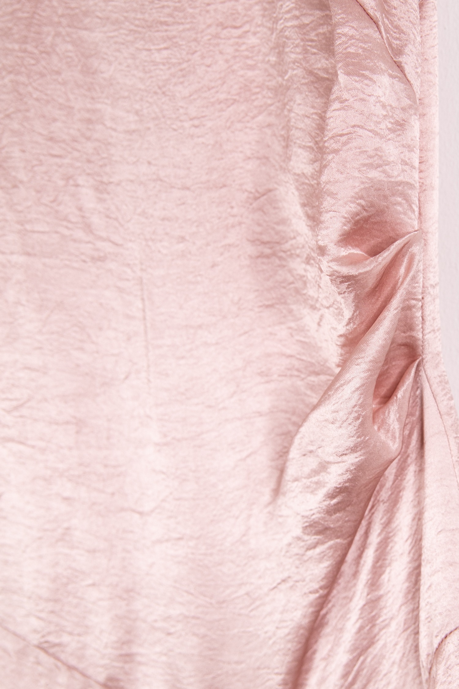 Acne Studios Midikleid aus Satin in Rosa