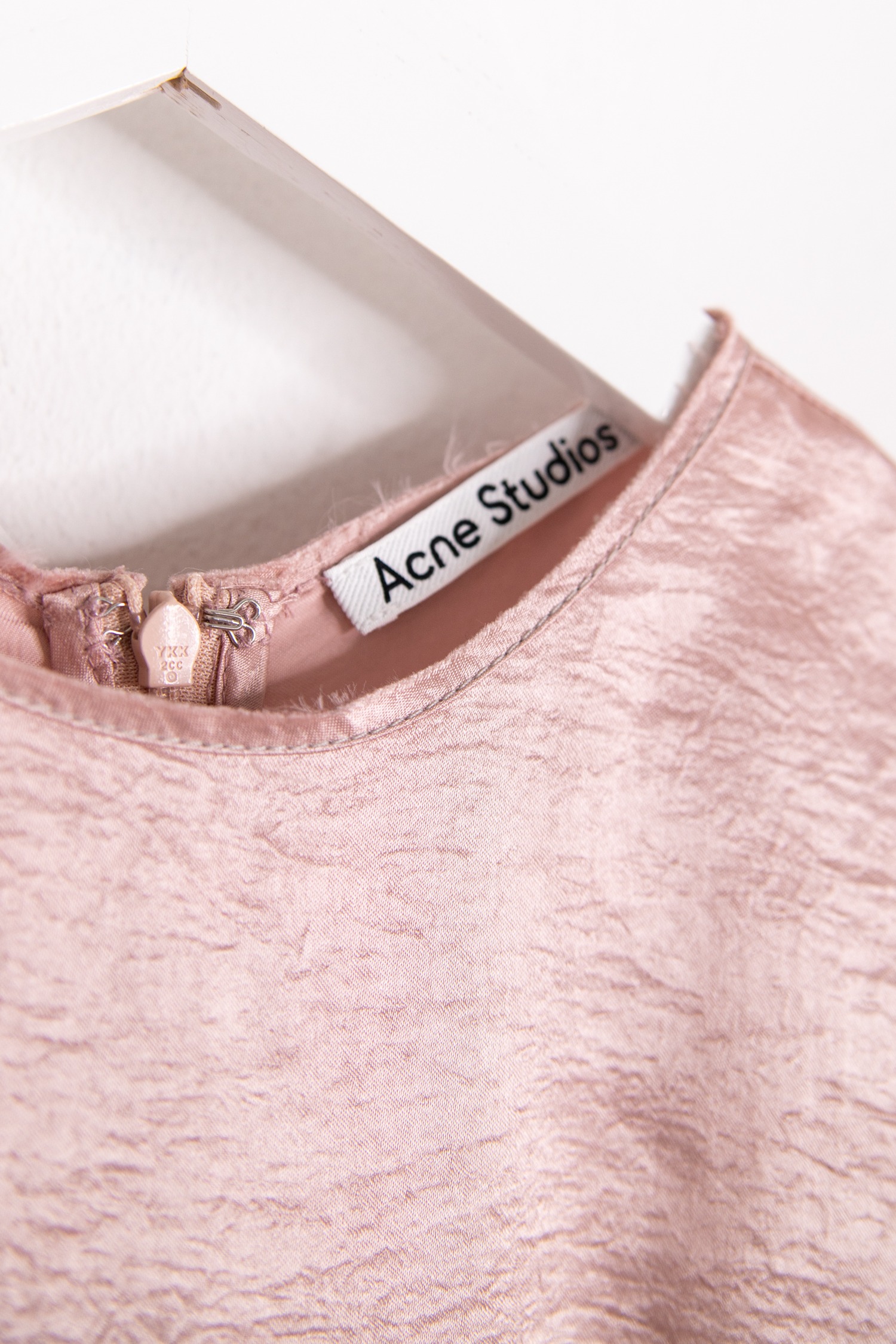 Acne Studios Midikleid aus Satin in Rosa