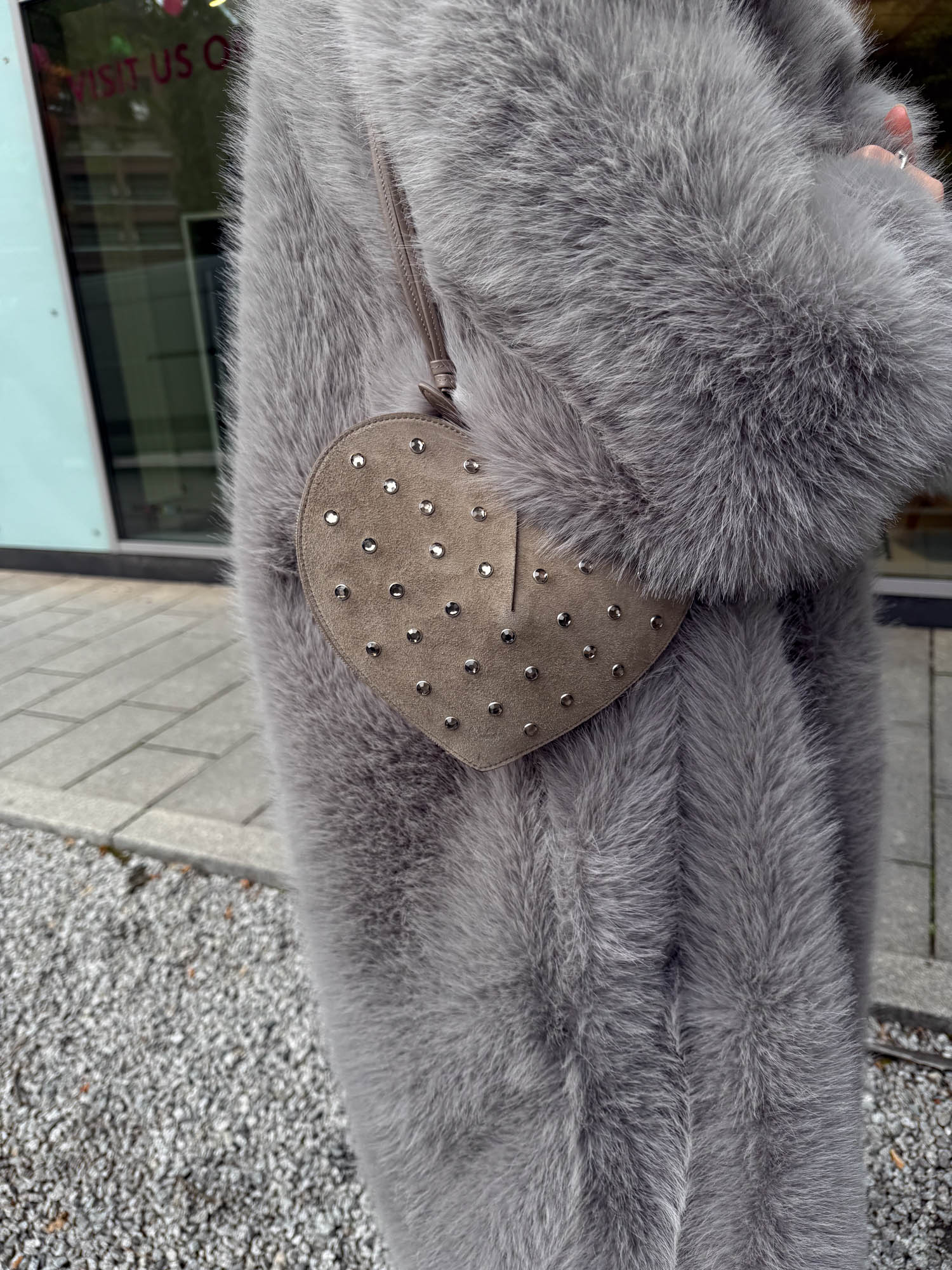 Alaïa "Le Coeur" Umhängetasche herzförmig in Gris Taupe