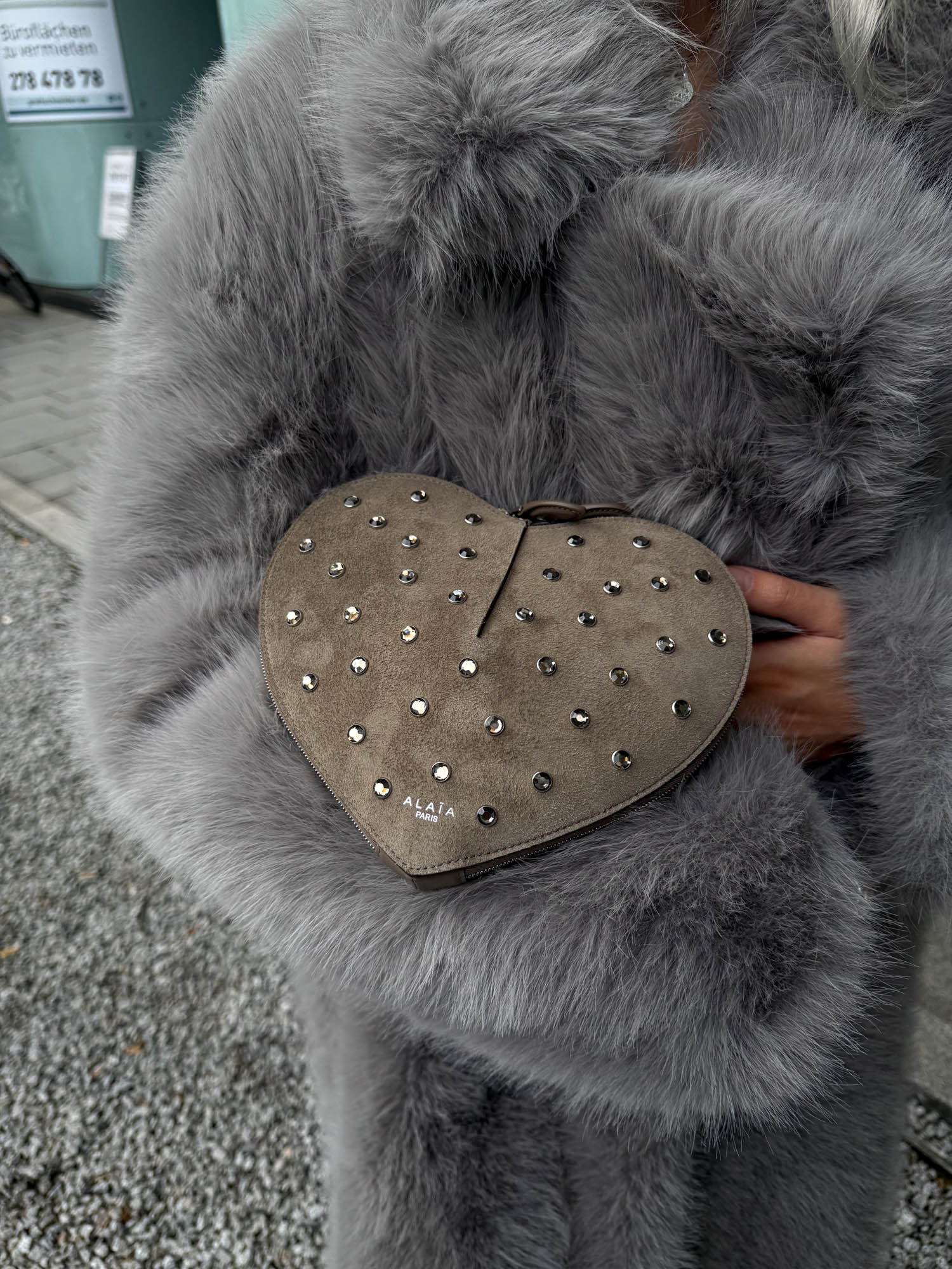 Alaïa "Le Coeur" Umhängetasche herzförmig in Gris Taupe