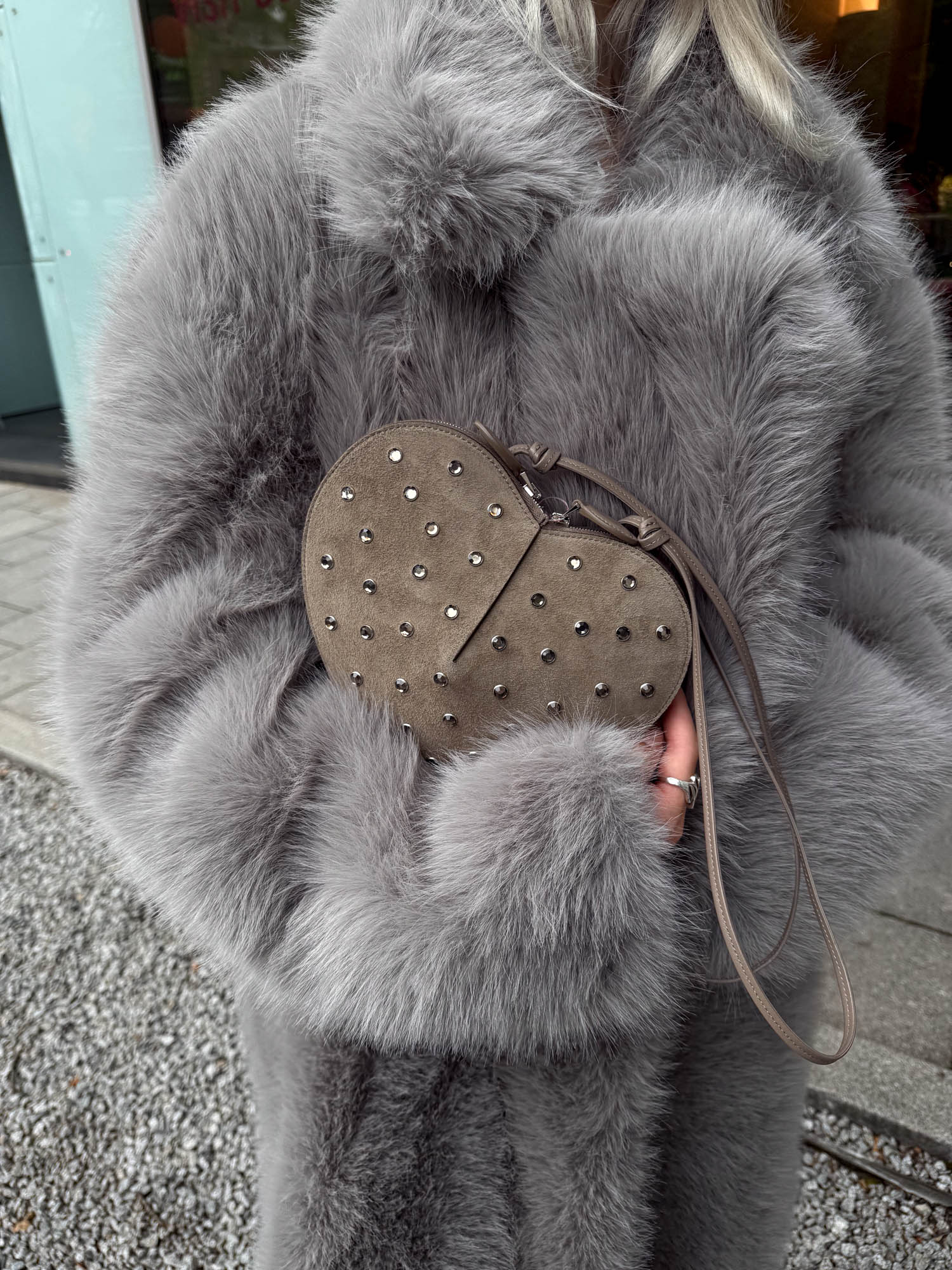 Alaïa "Le Coeur" Umhängetasche herzförmig in Gris Taupe