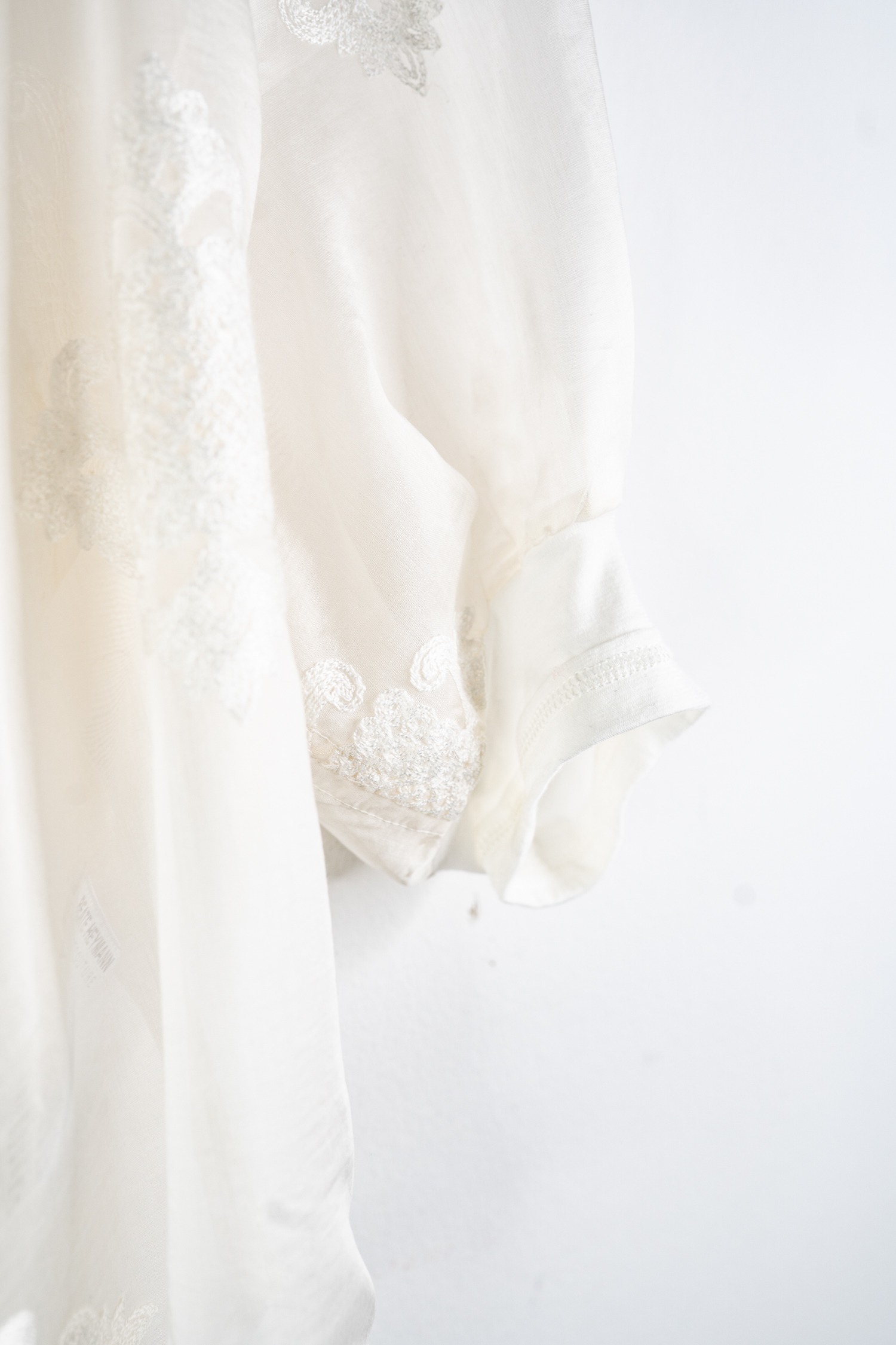 Beate Heymann transparente Bluse mit Stickereien in Ecru