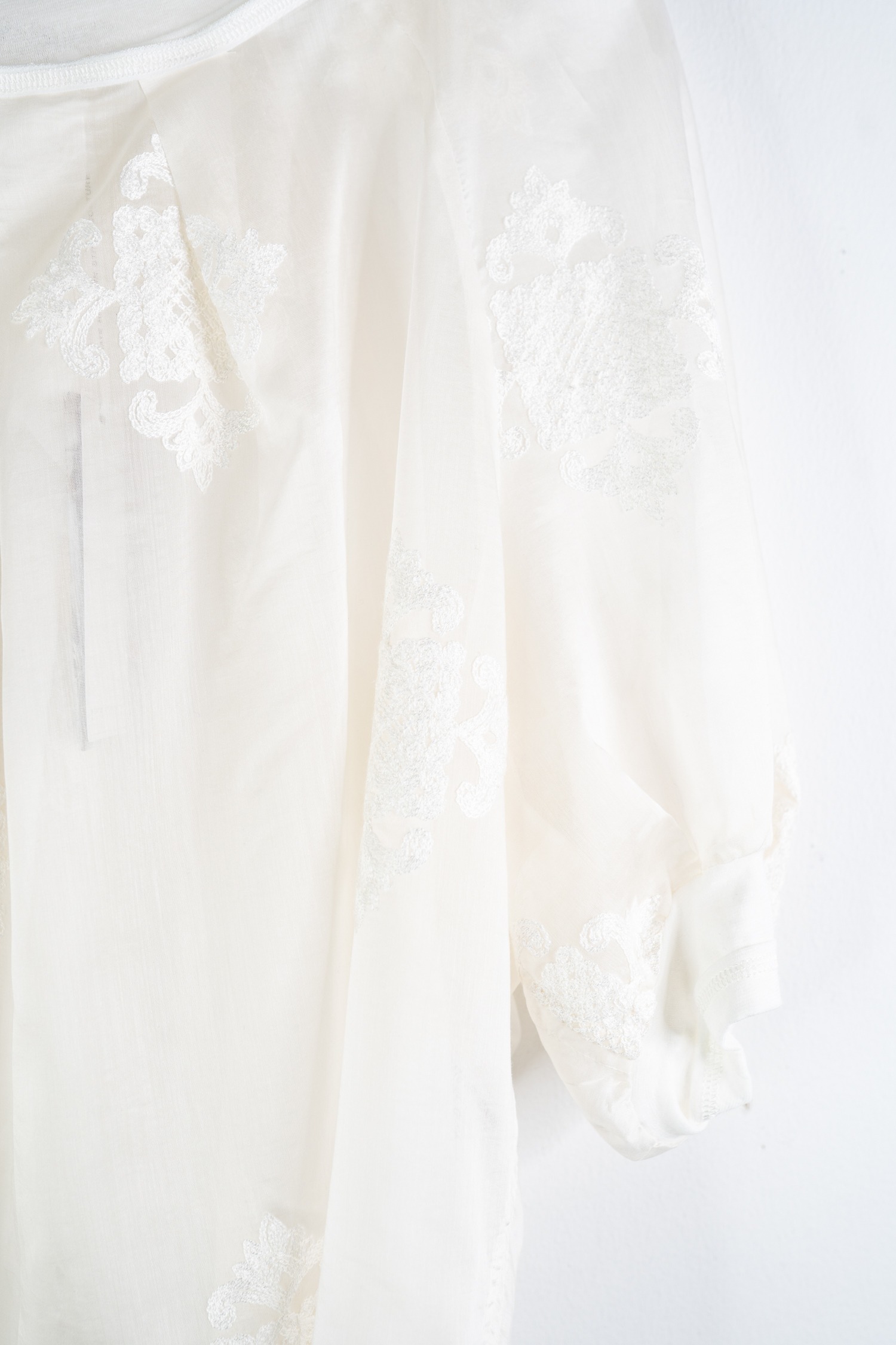 Beate Heymann transparente Bluse mit Stickereien in Ecru