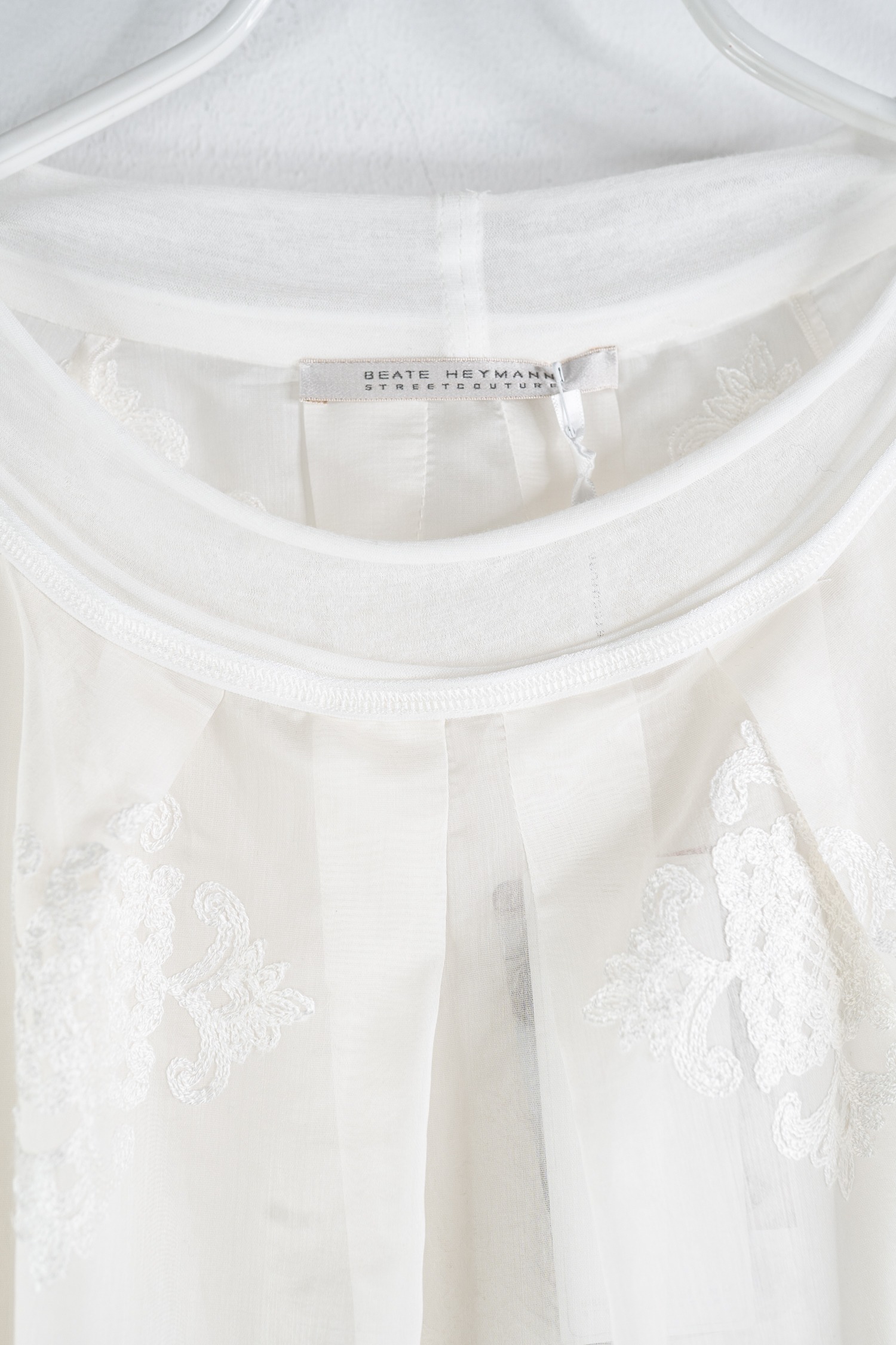 Beate Heymann transparente Bluse mit Stickereien in Ecru