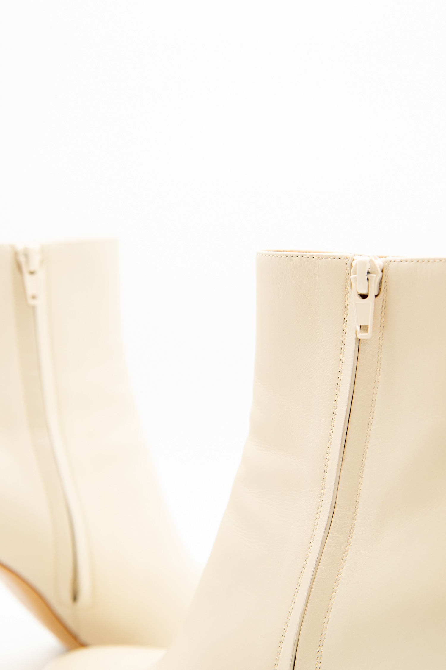 Bottega Veneta "Knot" Stiefelette in Ecru und Gold