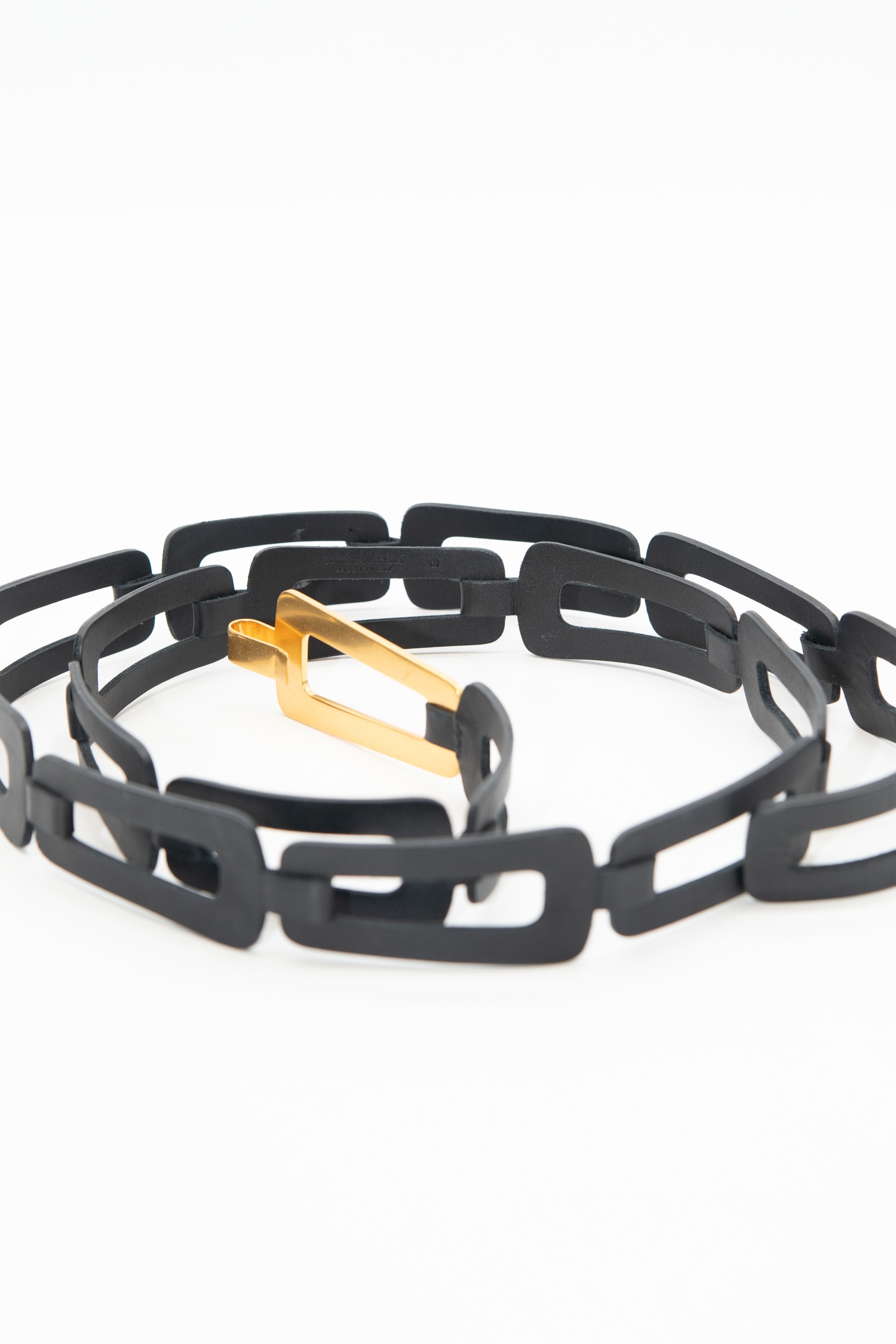 Bottega Veneta Gürtel aus Intrecciato Leder in Schwarz und Gold