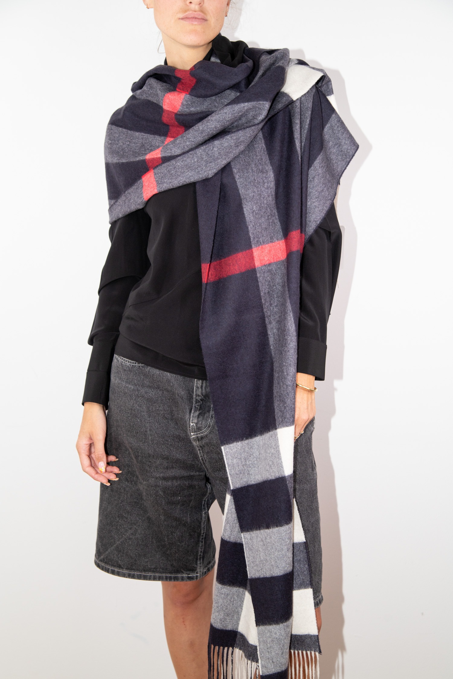 Burberry Kaschmirschal mit Karo-Muster und Fransen in Dunkelblau