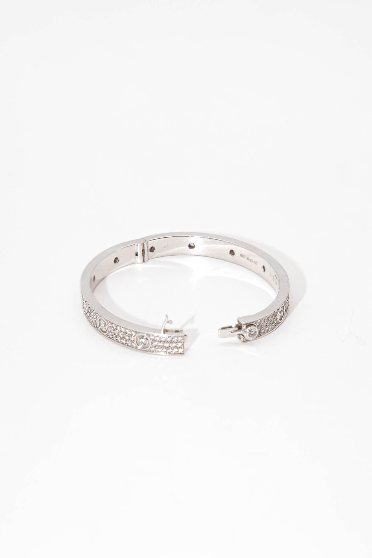 Cartier "Love" Armreif mit Diamanten