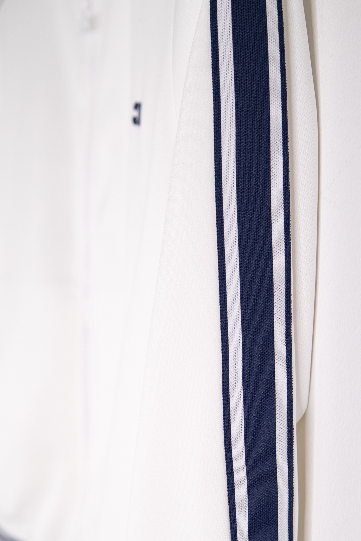 Celine Trainingsjacke in Weiß und Dunkelblau