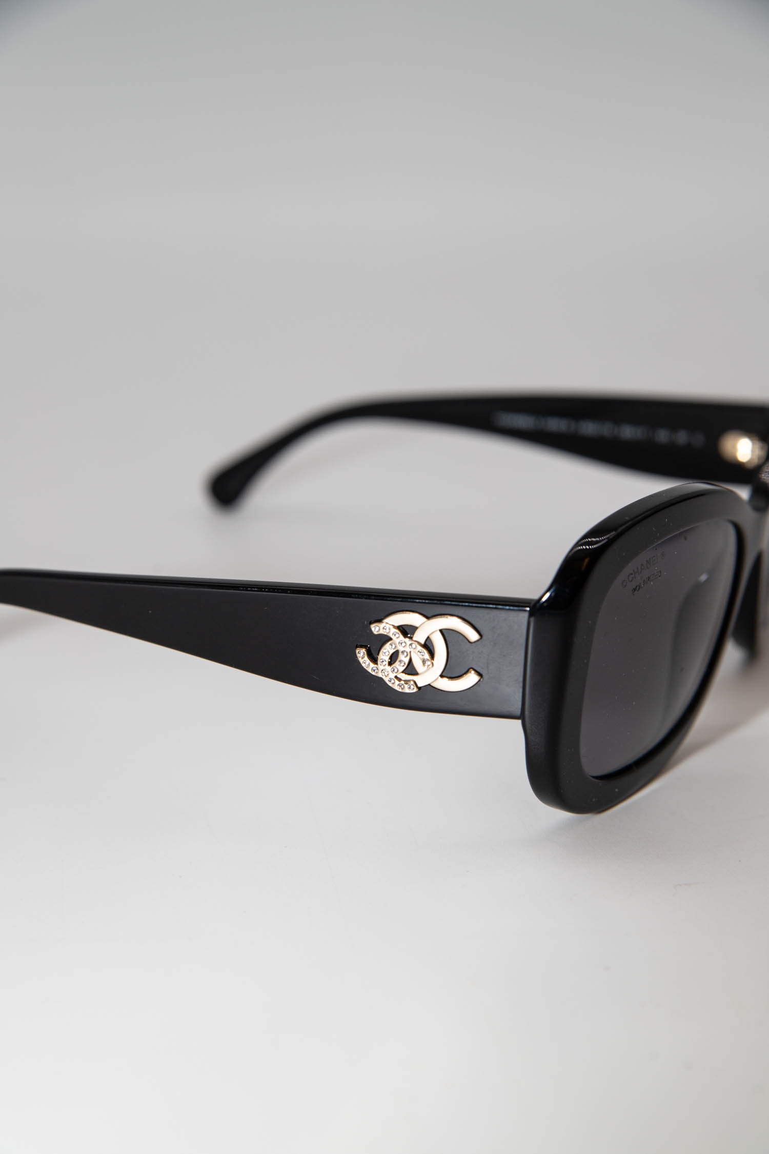 Chanel Sonnenbrille in Schwarz und Gold