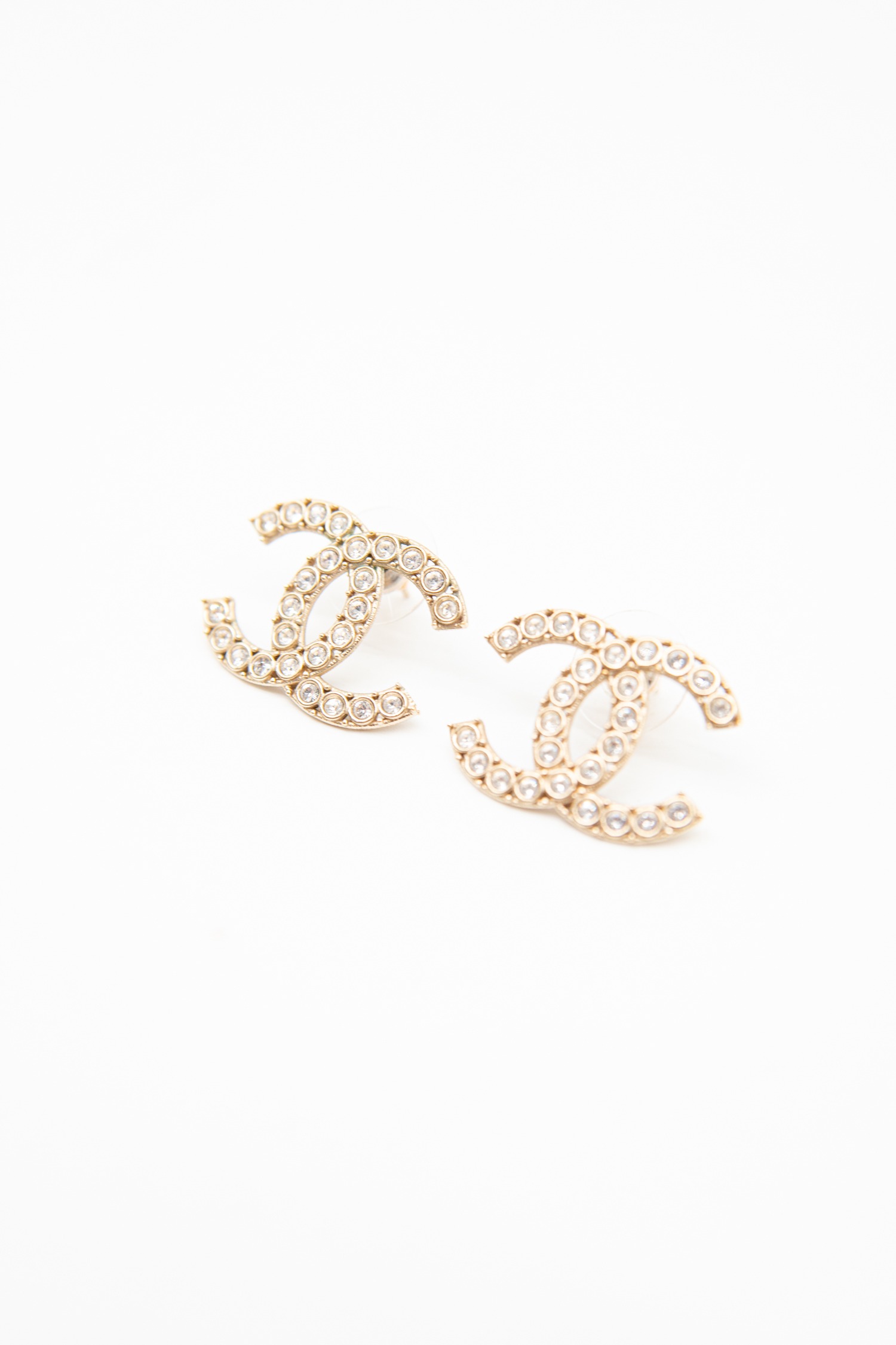 Chanel CC Ohrstecker mit Strasssteinchen in Gold