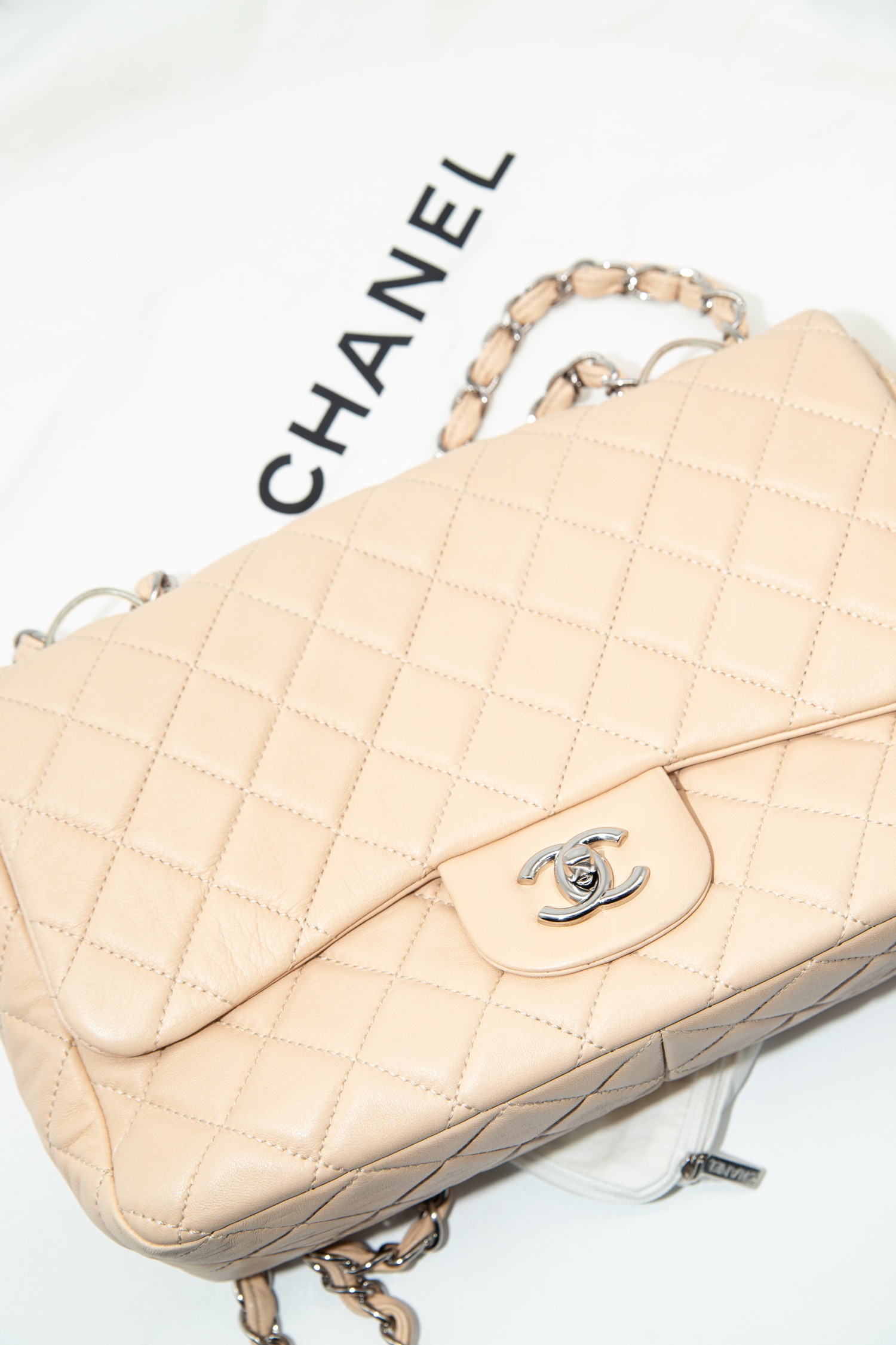 Chanel "Timeless Flap Bag“ in Beige und Silber