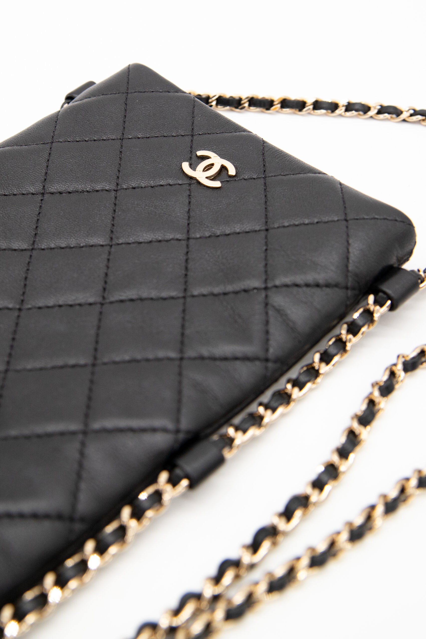 Chanel Handy Umhängetasche in Schwarz und Gold