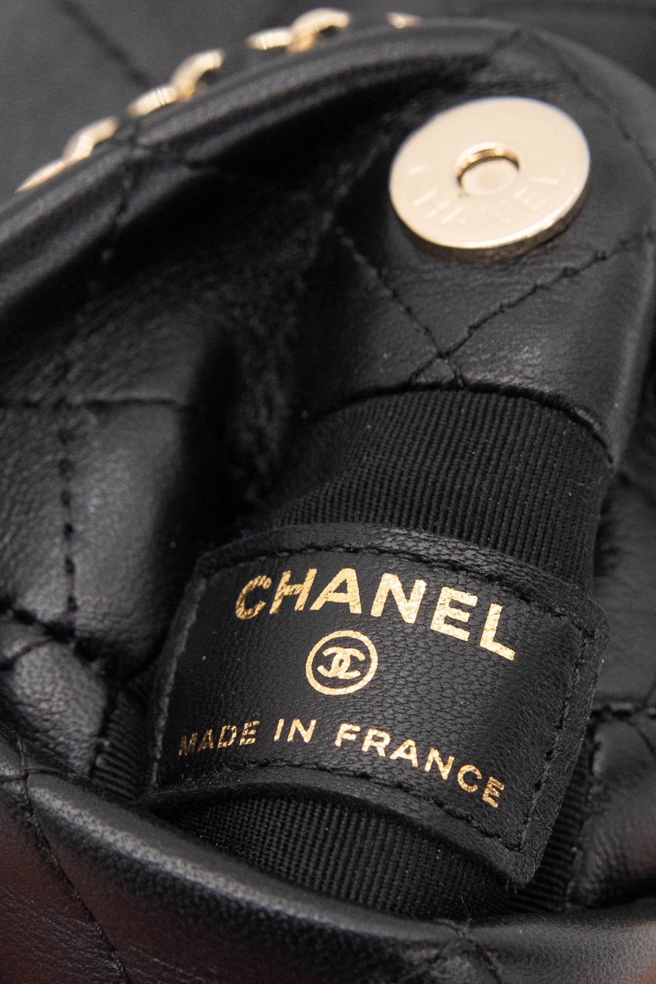Chanel Handy Umhängetasche in Schwarz und Gold