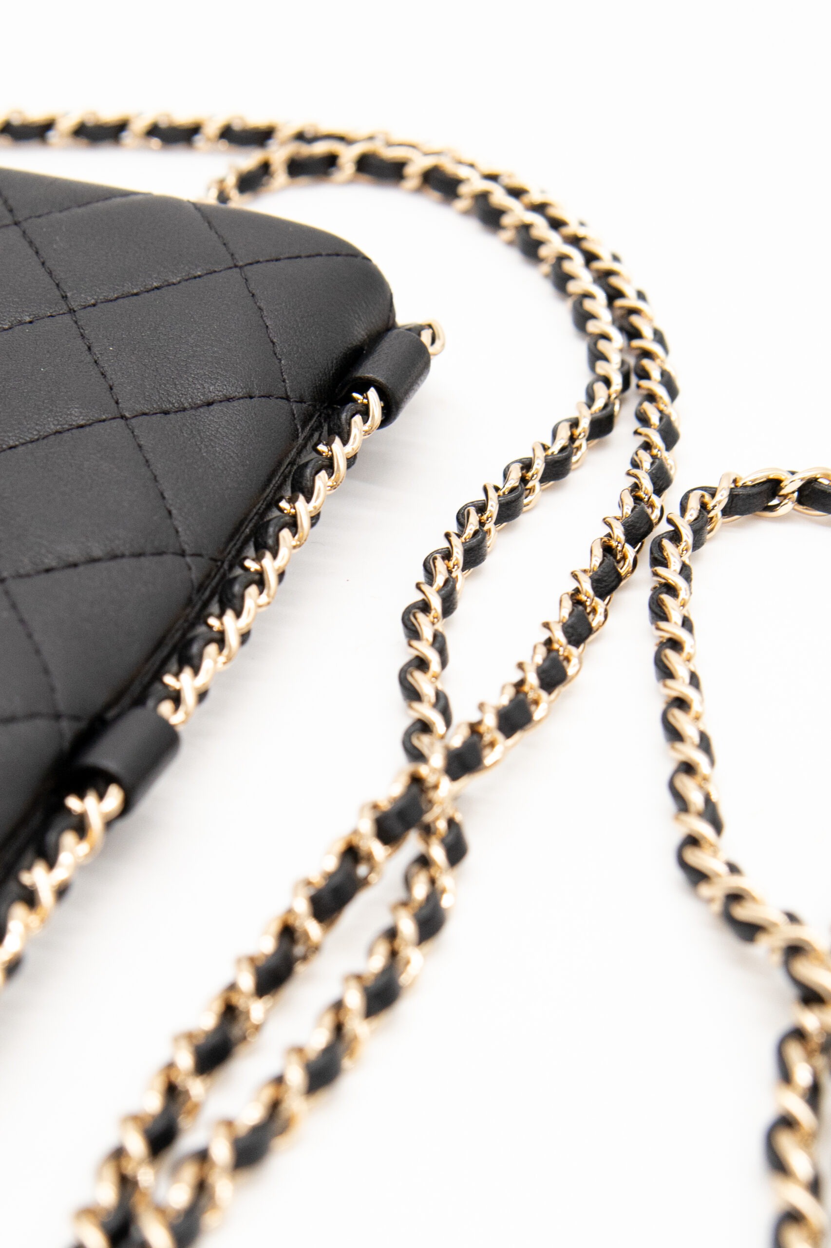 Chanel Handy Umhängetasche in Schwarz und Gold