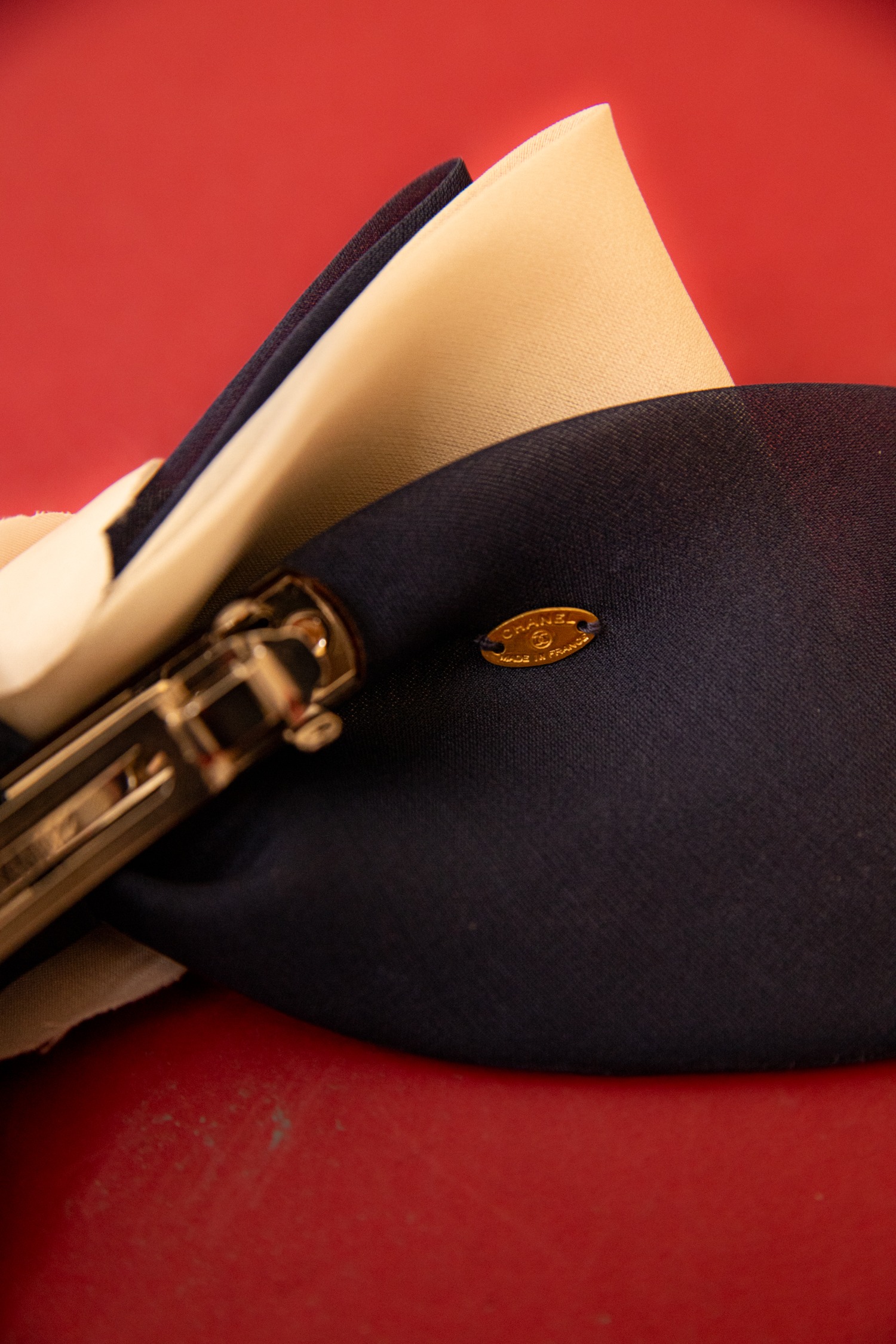 Chanel Vintage Haarklammer mit Schleife in Dunkelblau und Weiß