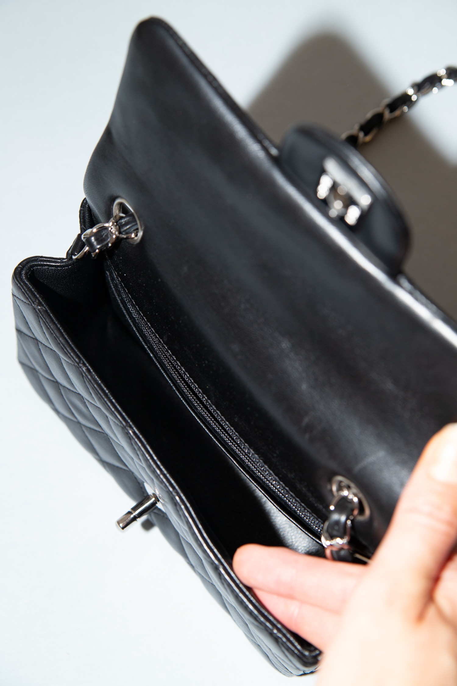 Chanel „Timeless Flap Bag Mini“ in Schwarz und Silber