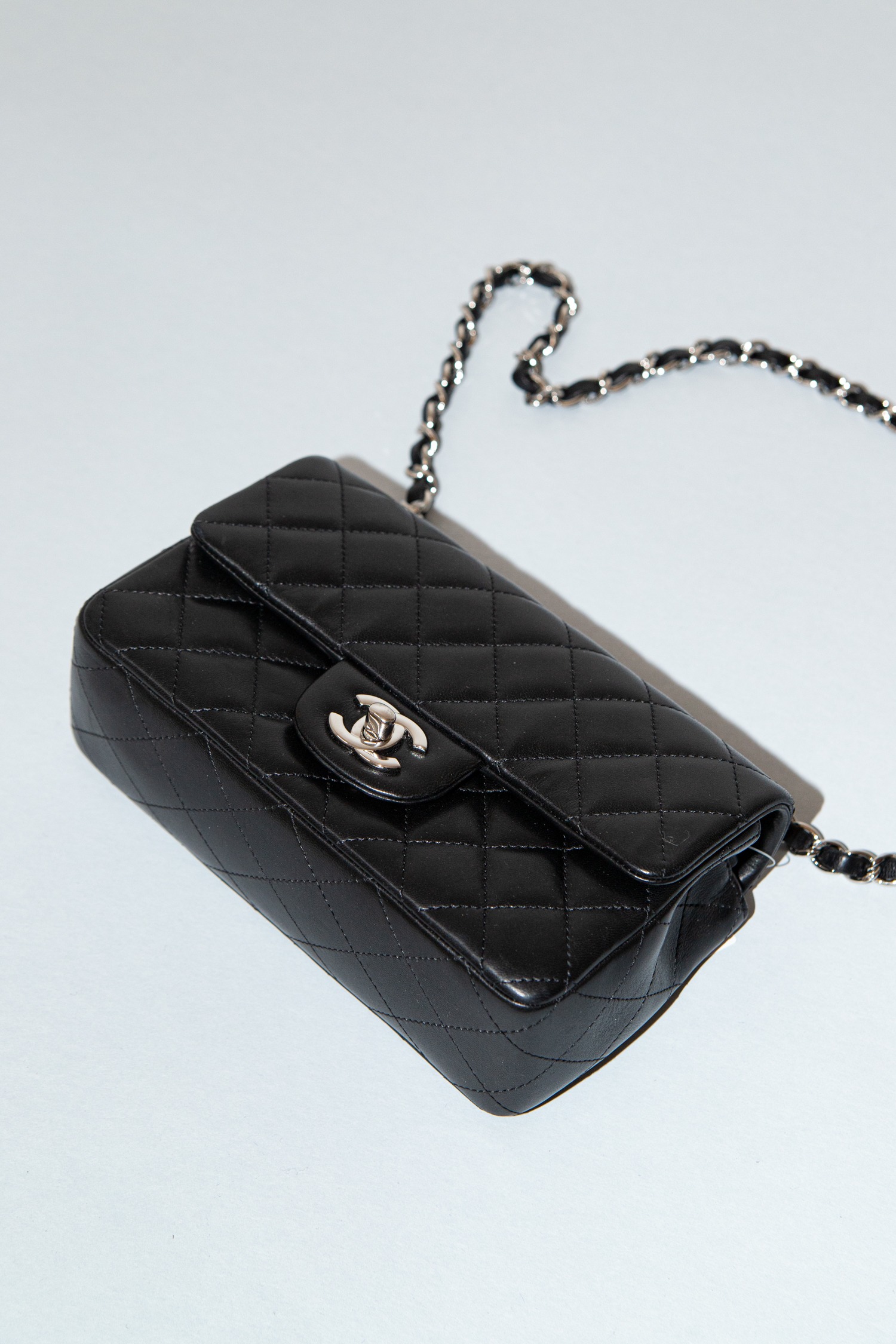 Chanel „Timeless Flap Bag Mini“ in Schwarz und Silber