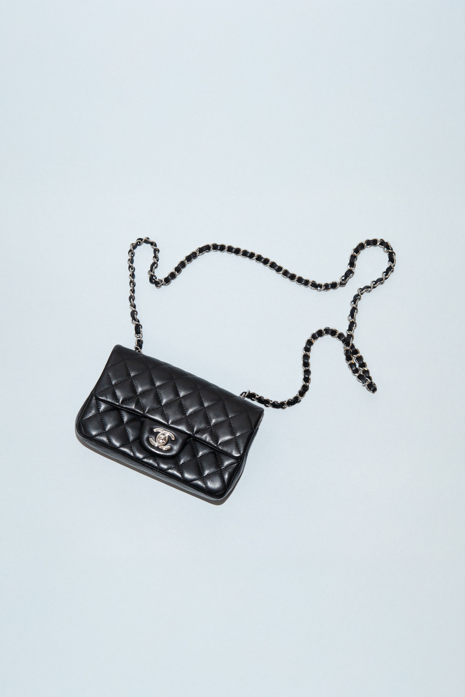 Chanel „Timeless Flap Bag Mini“ in Schwarz und Silber