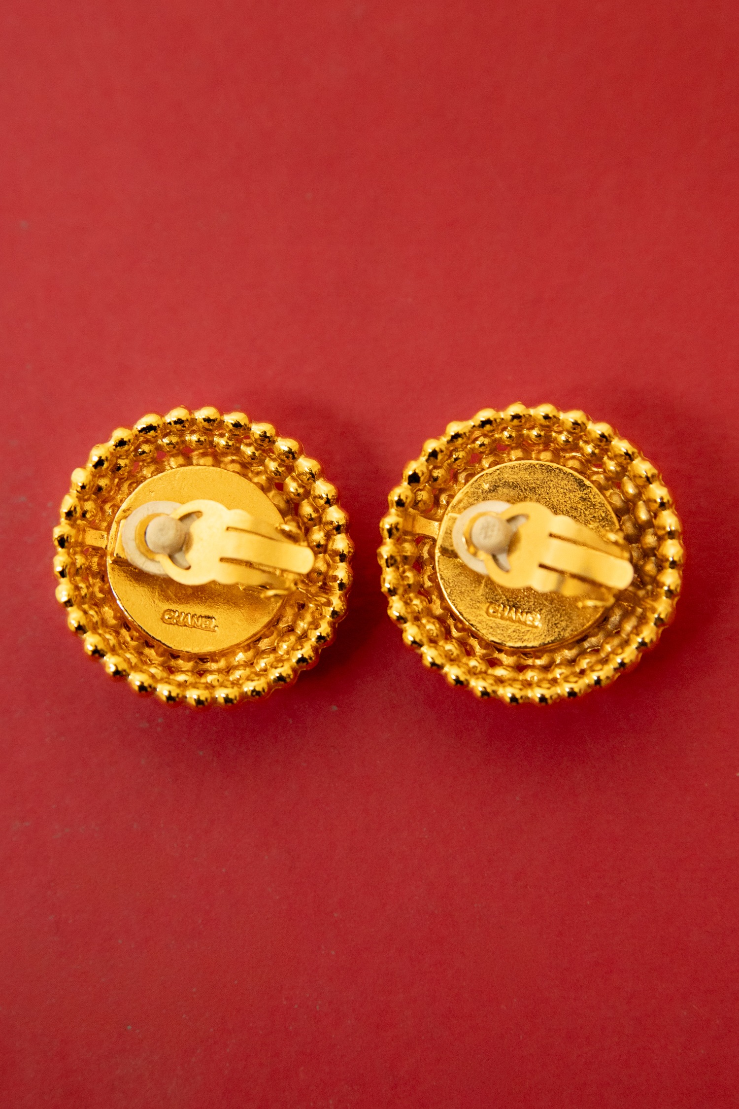 Chanel Vintage Ohrclips in Gold und Ecru