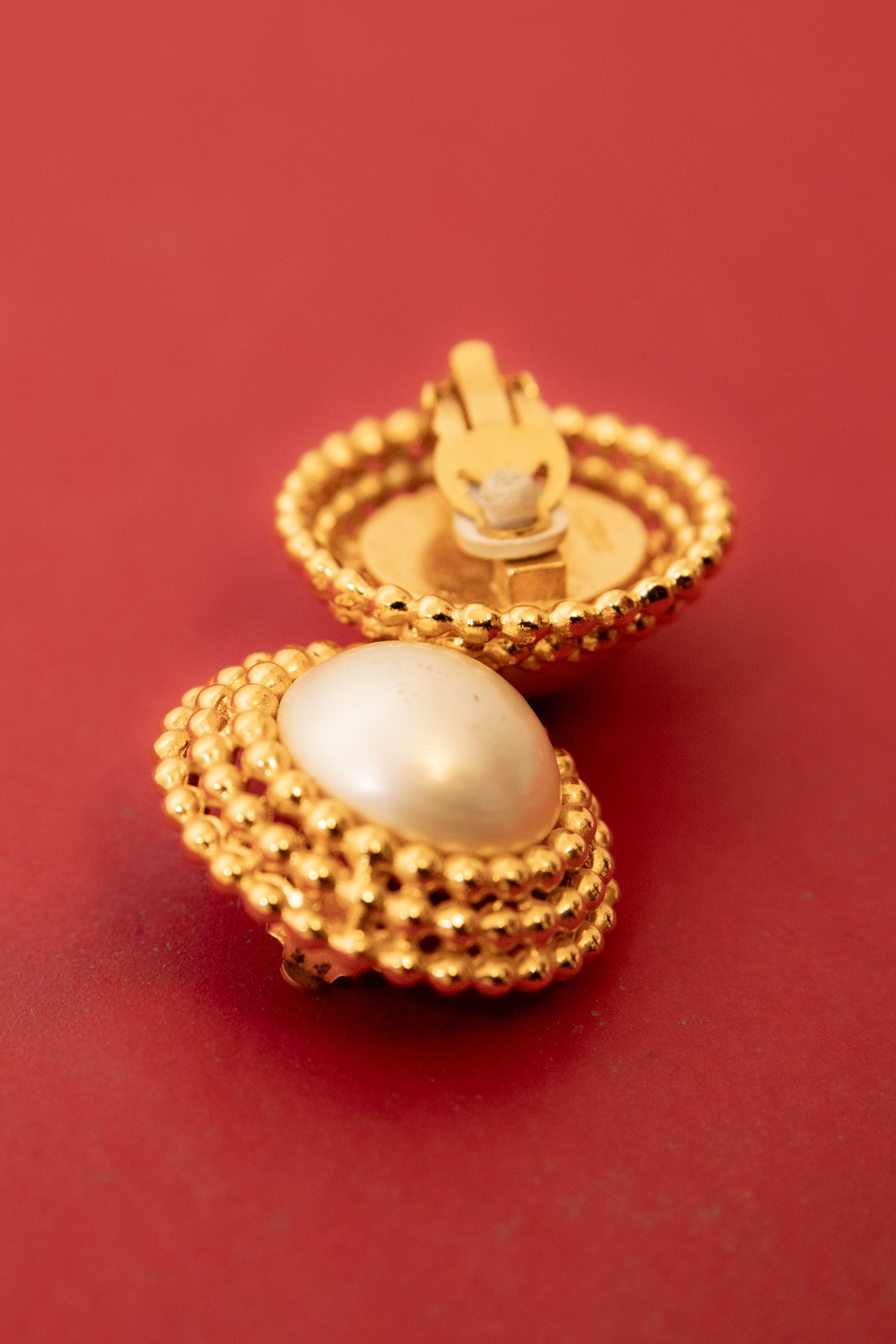 Chanel Vintage Ohrclips in Gold und Ecru