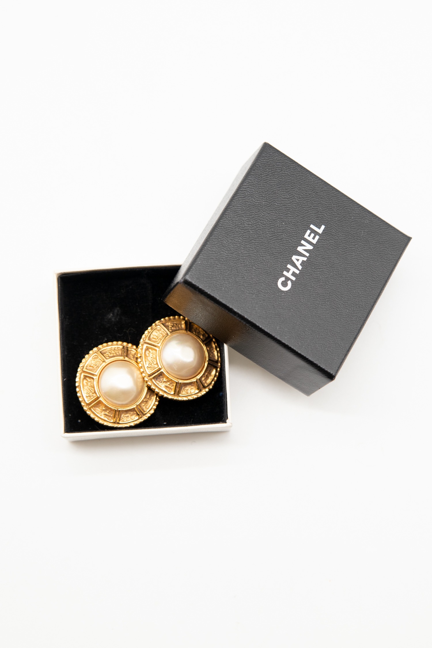 Chanel Vintage Ohrclips mit großer Perle in Gold und Ecru