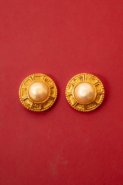 Chanel Vintage Ohrclips mit großer Perle in Gold und Ecru