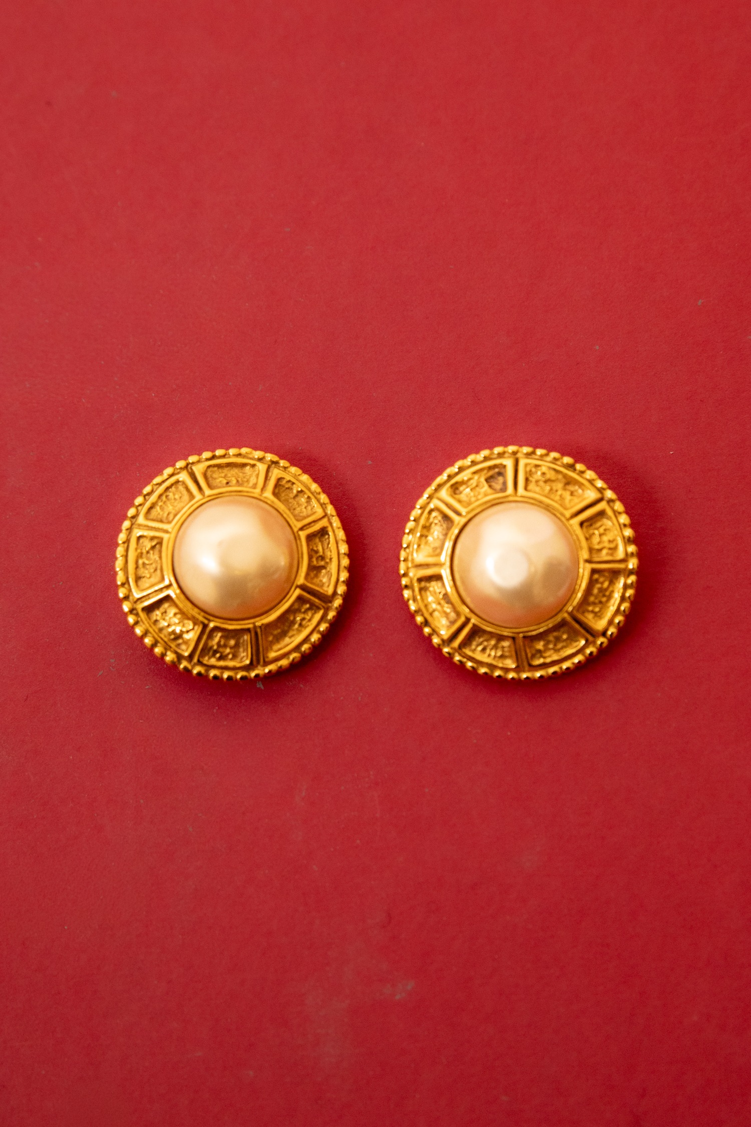 Chanel Vintage Ohrclips mit großer Perle in Gold und Ecru