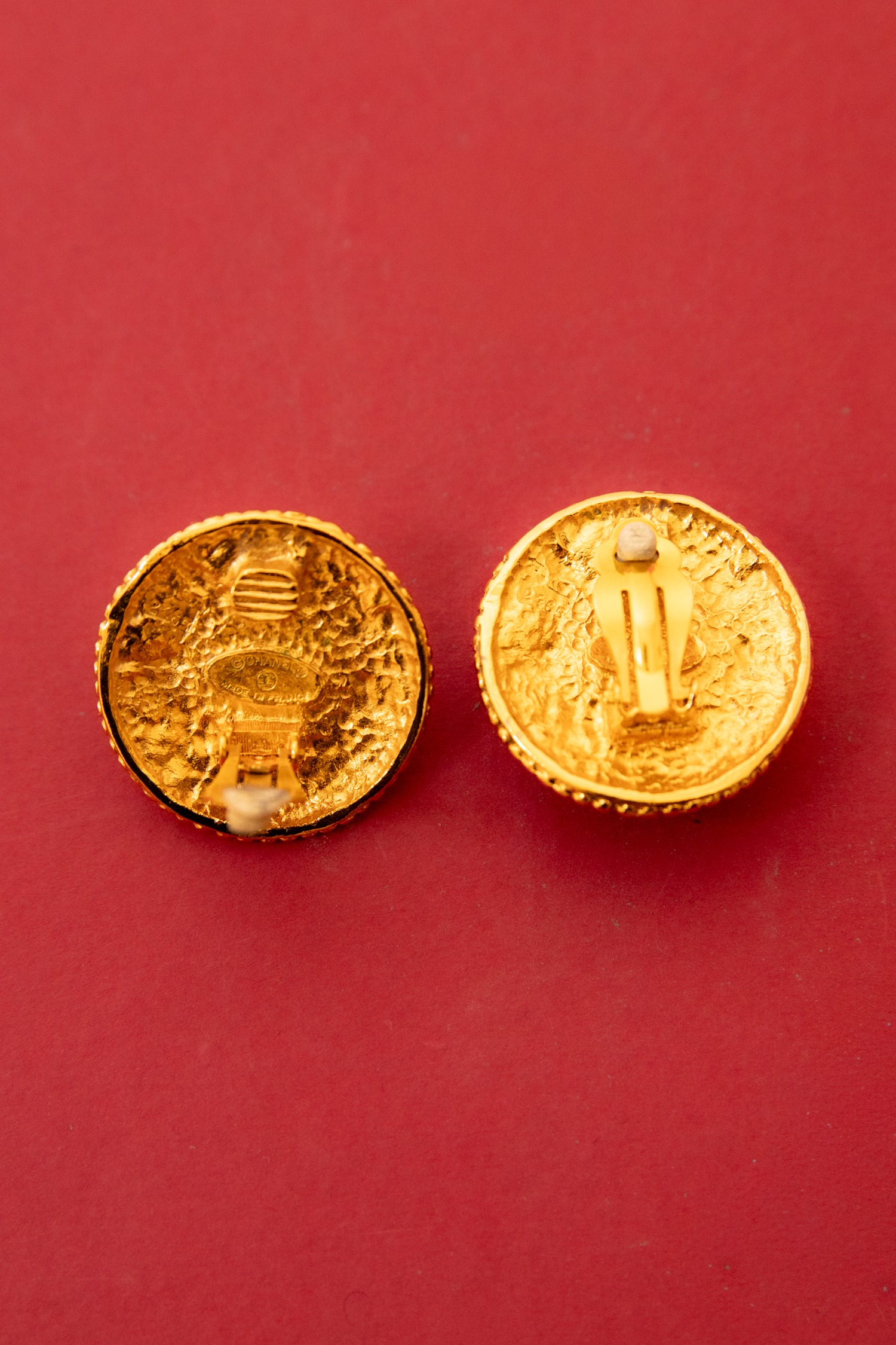 Chanel Vintage Ohrclips mit großer Perle in Gold und Ecru