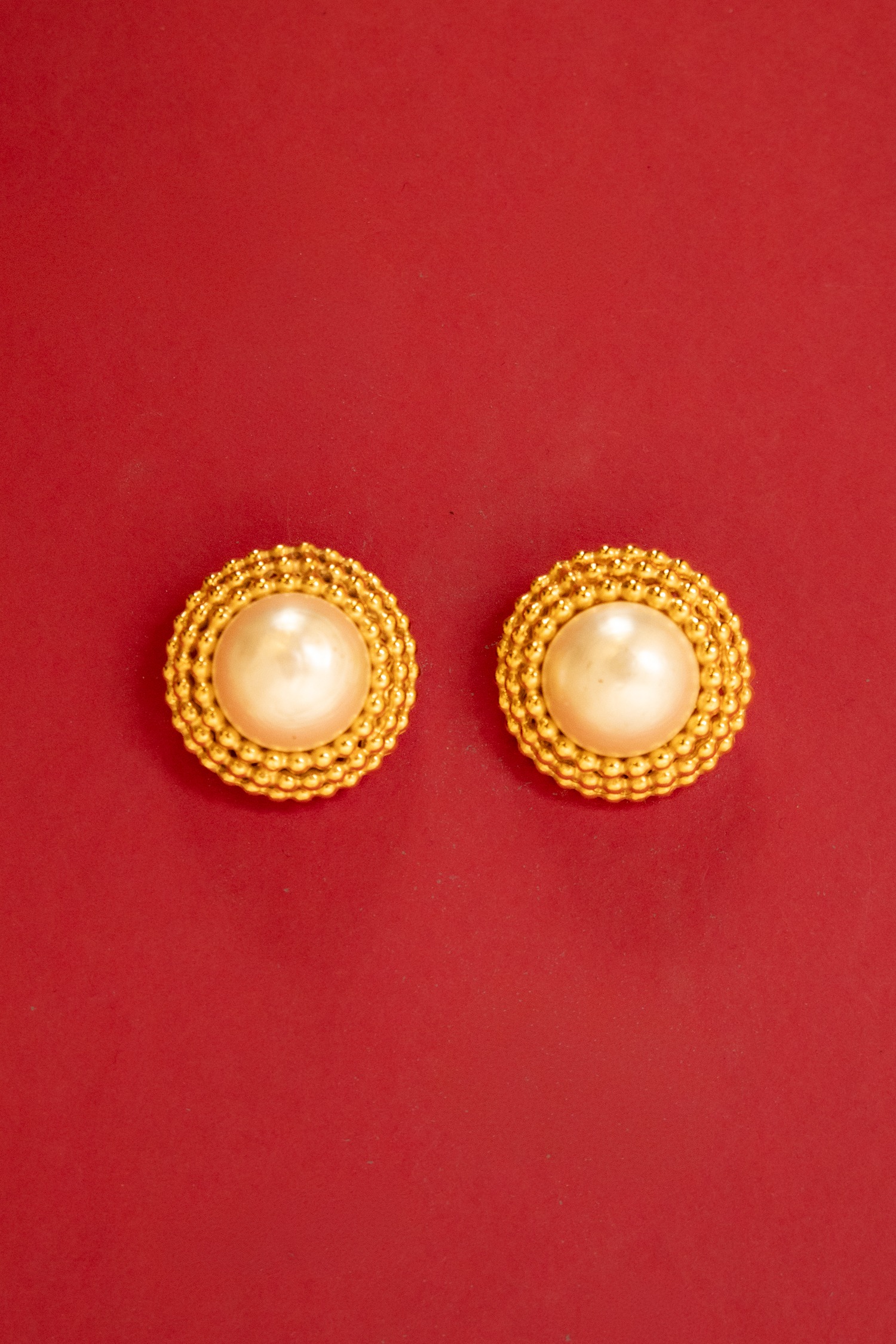 Chanel Vintage Ohrclips in Gold und Ecru