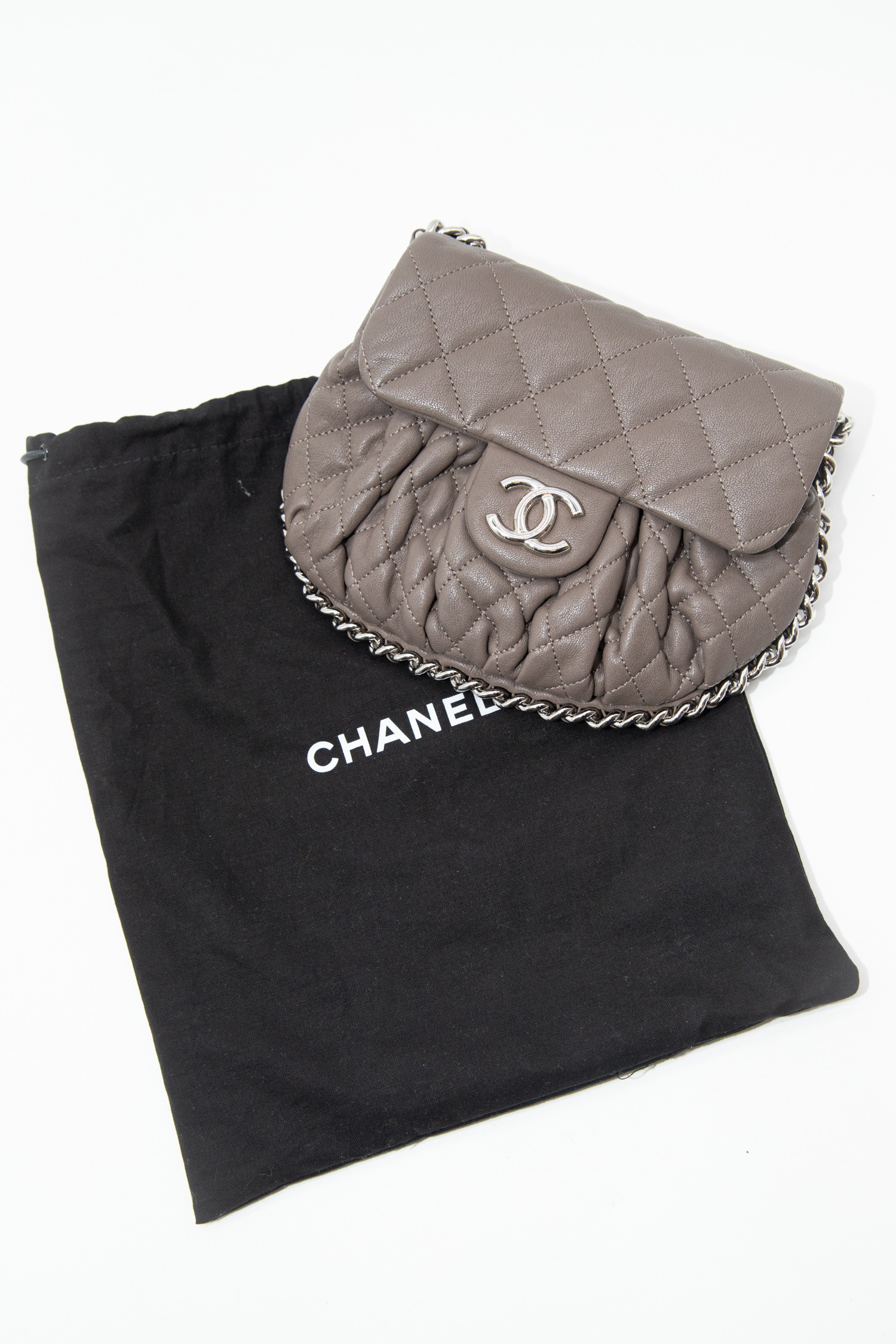 Chanel "Quilted Chain Around" Umhängetasche in Taupe