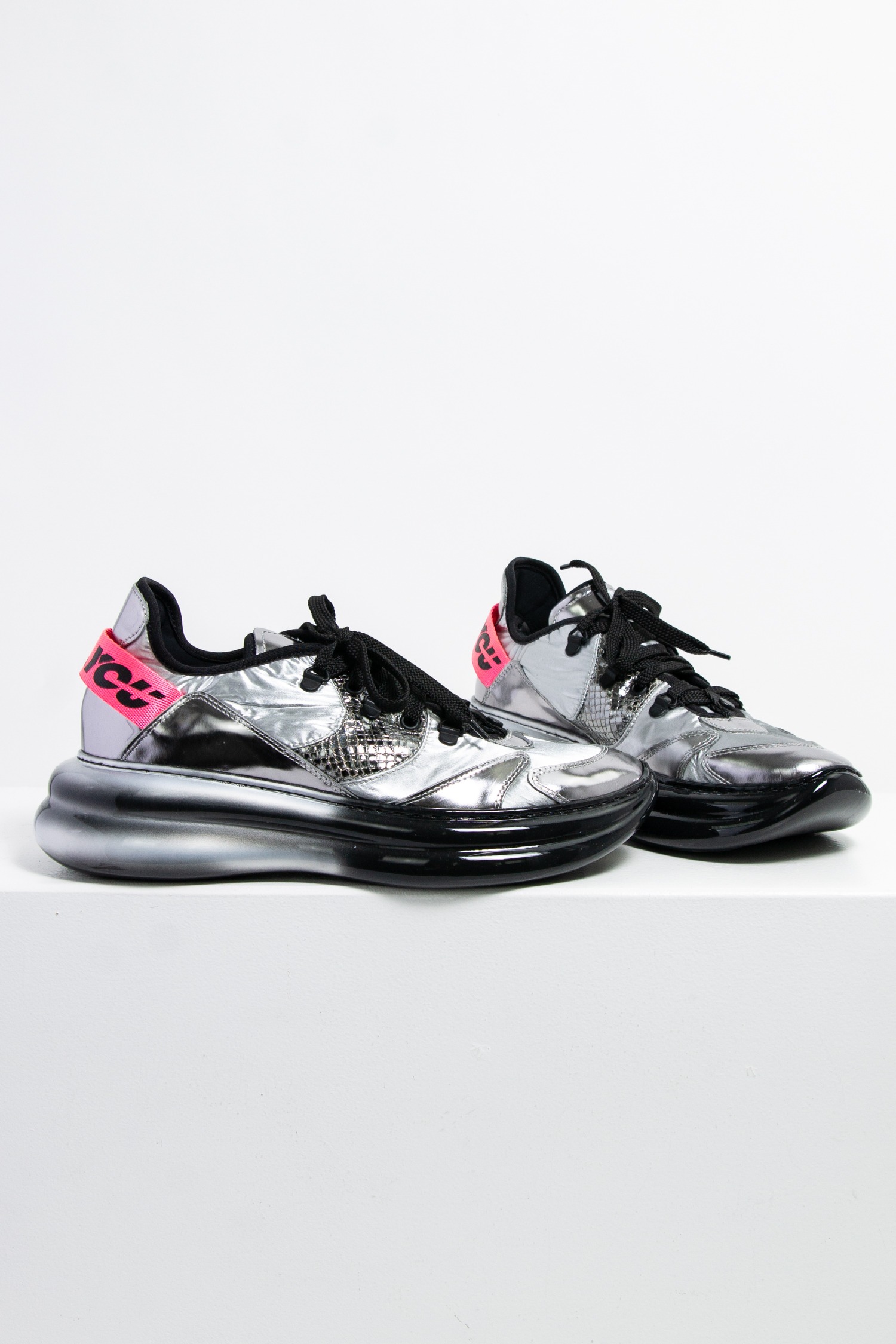 LORIBLU silberfarbige Sneaker mit schwarzen und neonpinken Details