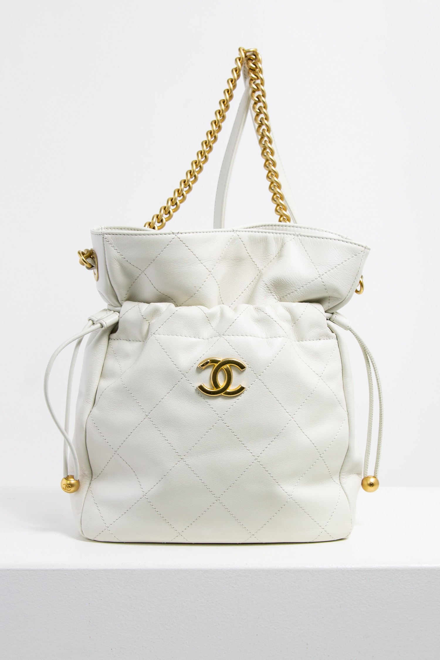 Chanel Bucket-Bag mit Steppmuster in weiß