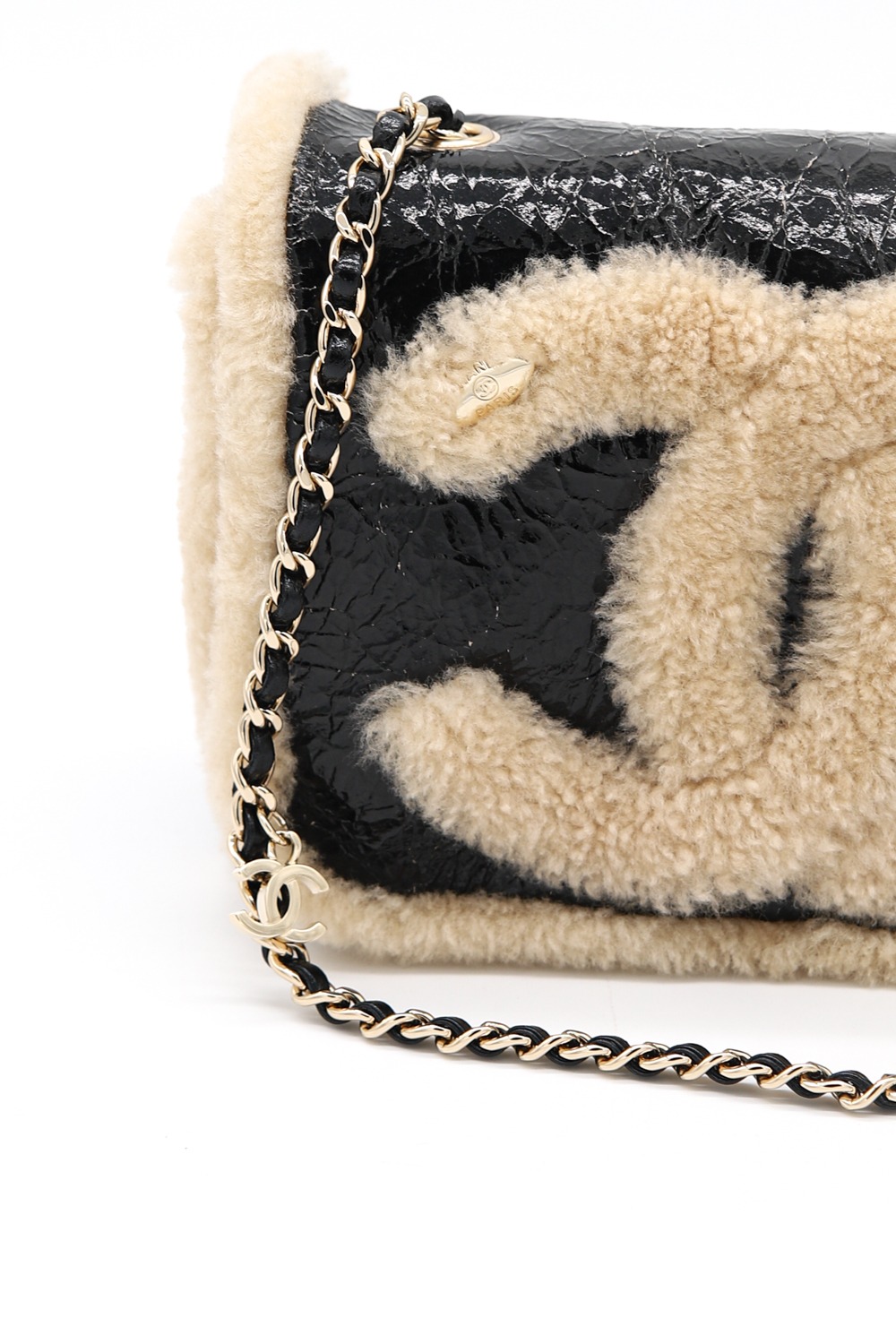 Chanel "CC Mania" Umhängetasche mit Shearling