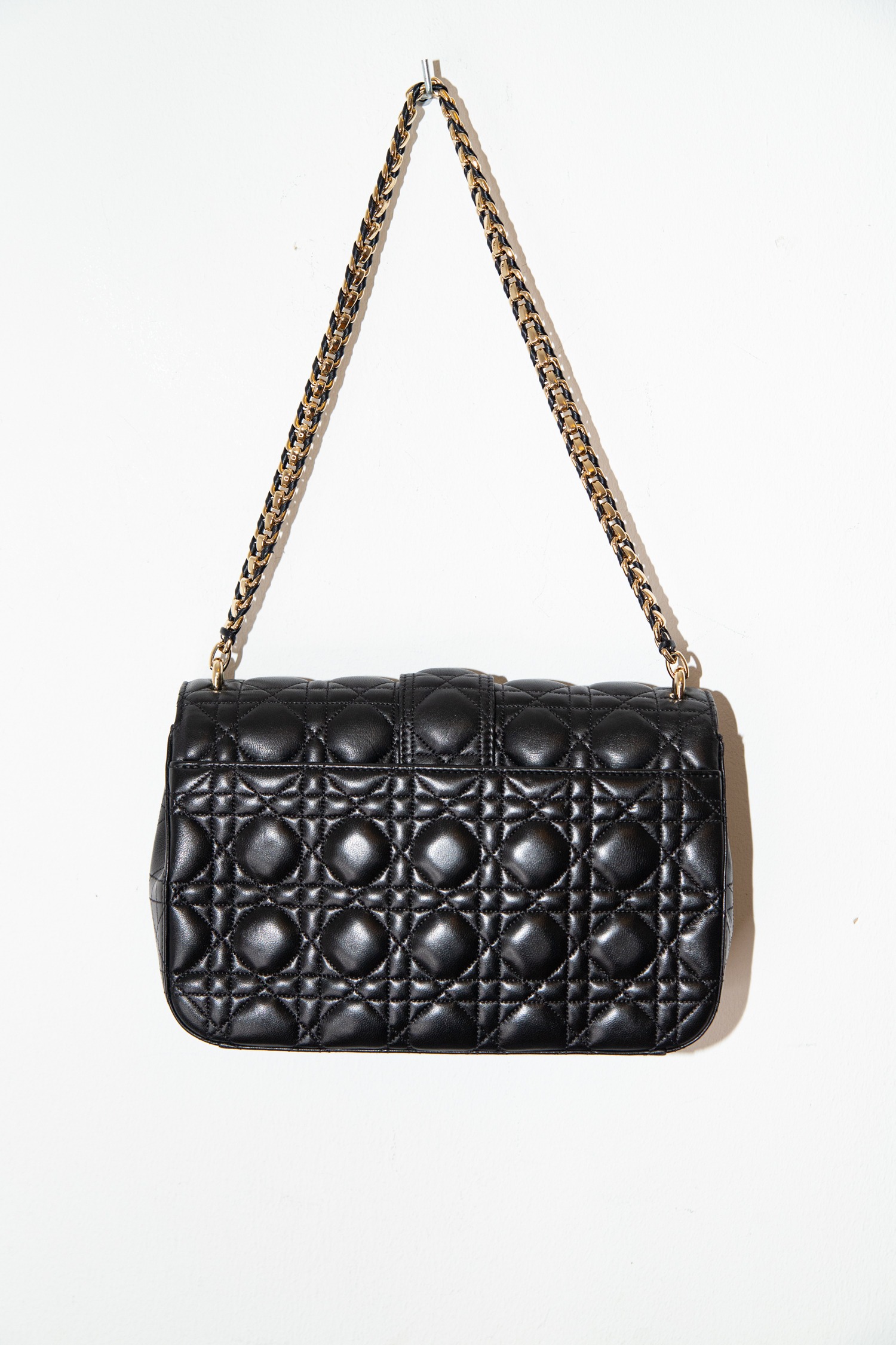 Dior "Miss Dior" Schultertasche in Schwarz und Gold