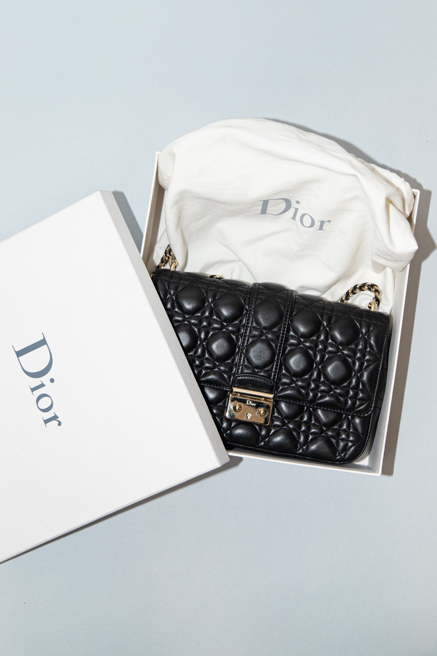 Dior "Miss Dior" Schultertasche in Schwarz und Gold