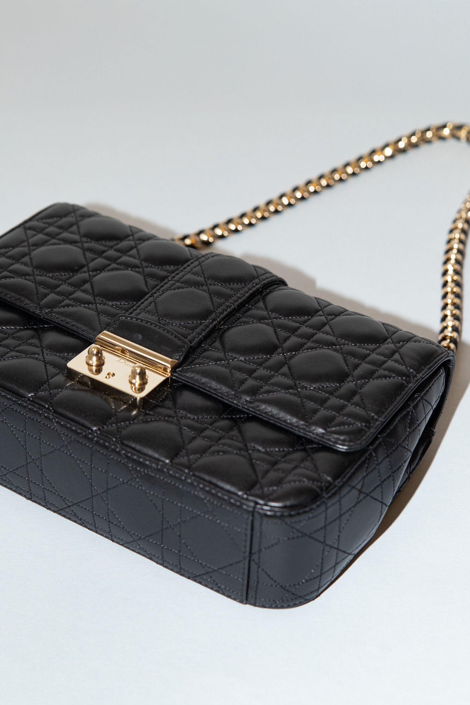 Dior "Miss Dior" Schultertasche in Schwarz und Gold