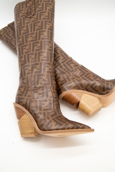 Fendi "FF-Logo" Cowboy Boots mit Monogramm in Braun