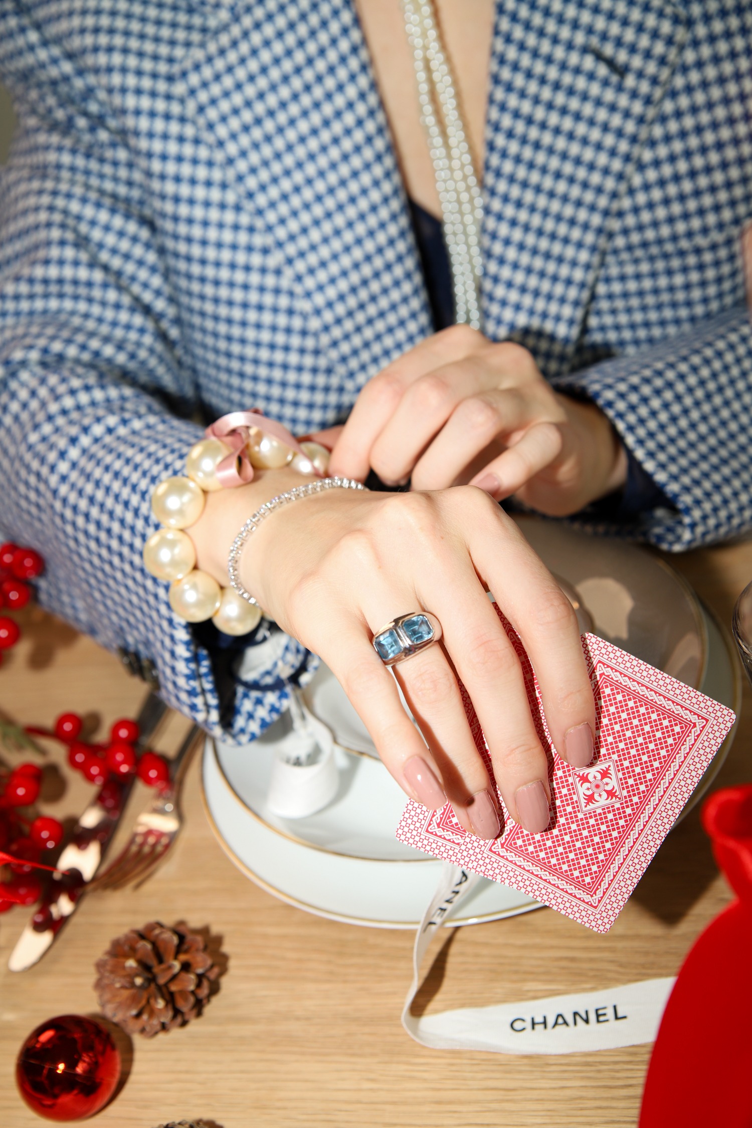 Ring mit Edelsteinen in Silber und Blau