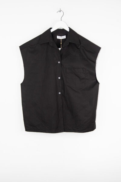 The Frankie Shop "Rae Sleeveless Button Down" Shirt in Schwarz
