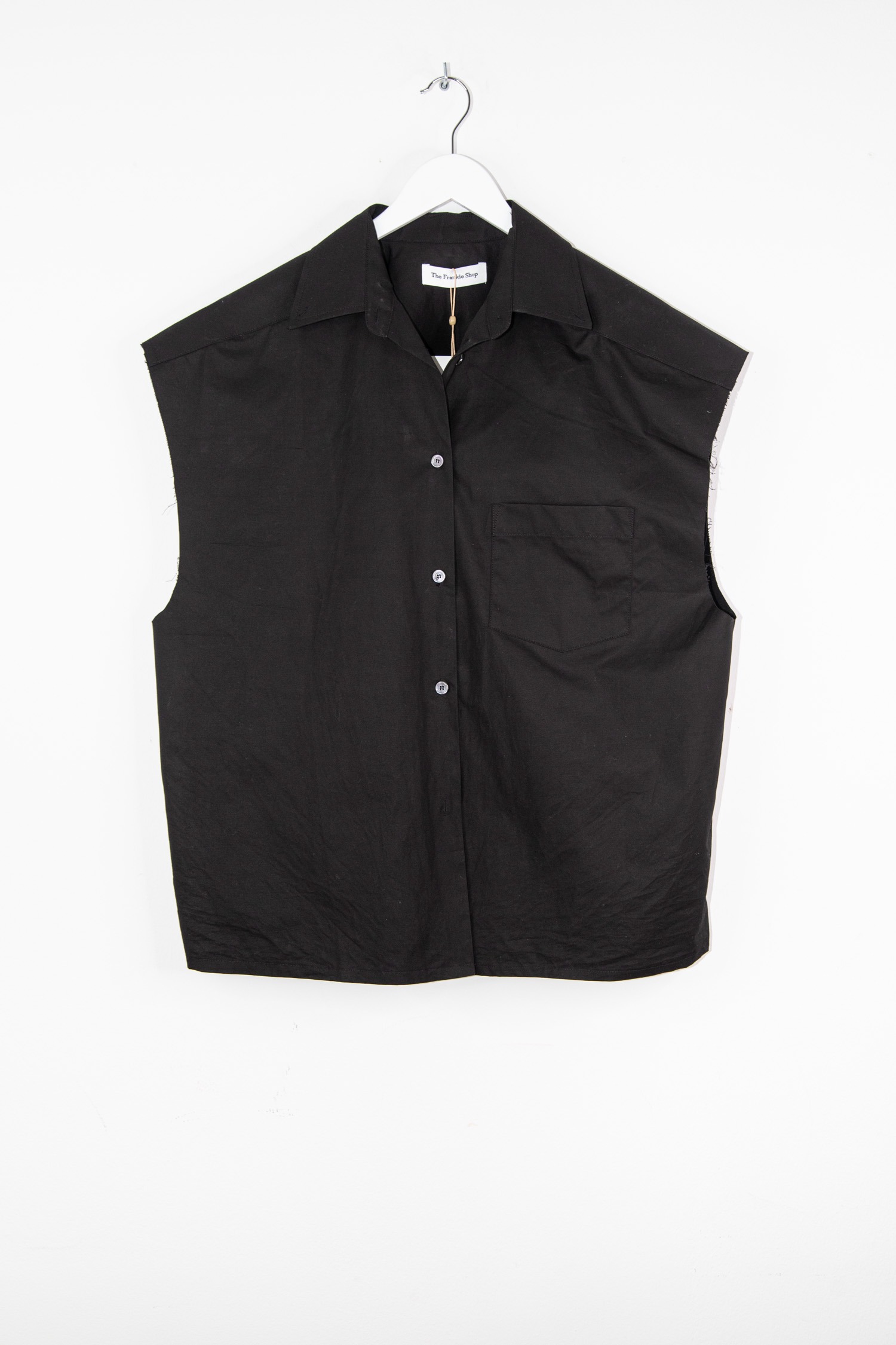 The Frankie Shop "Rae Sleeveless Button Down" Shirt in Schwarz