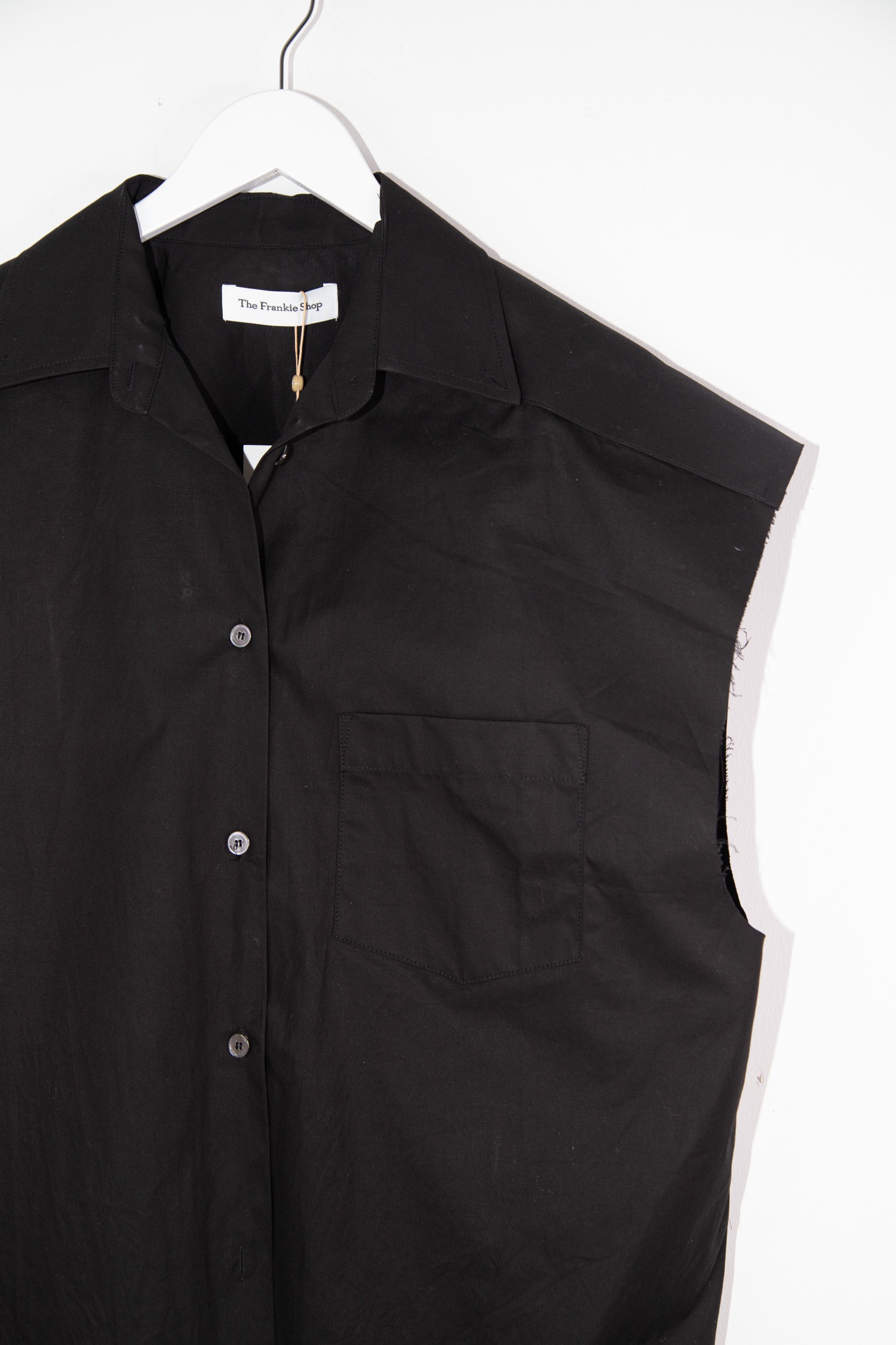 The Frankie Shop "Rae Sleeveless Button Down" Shirt in Schwarz