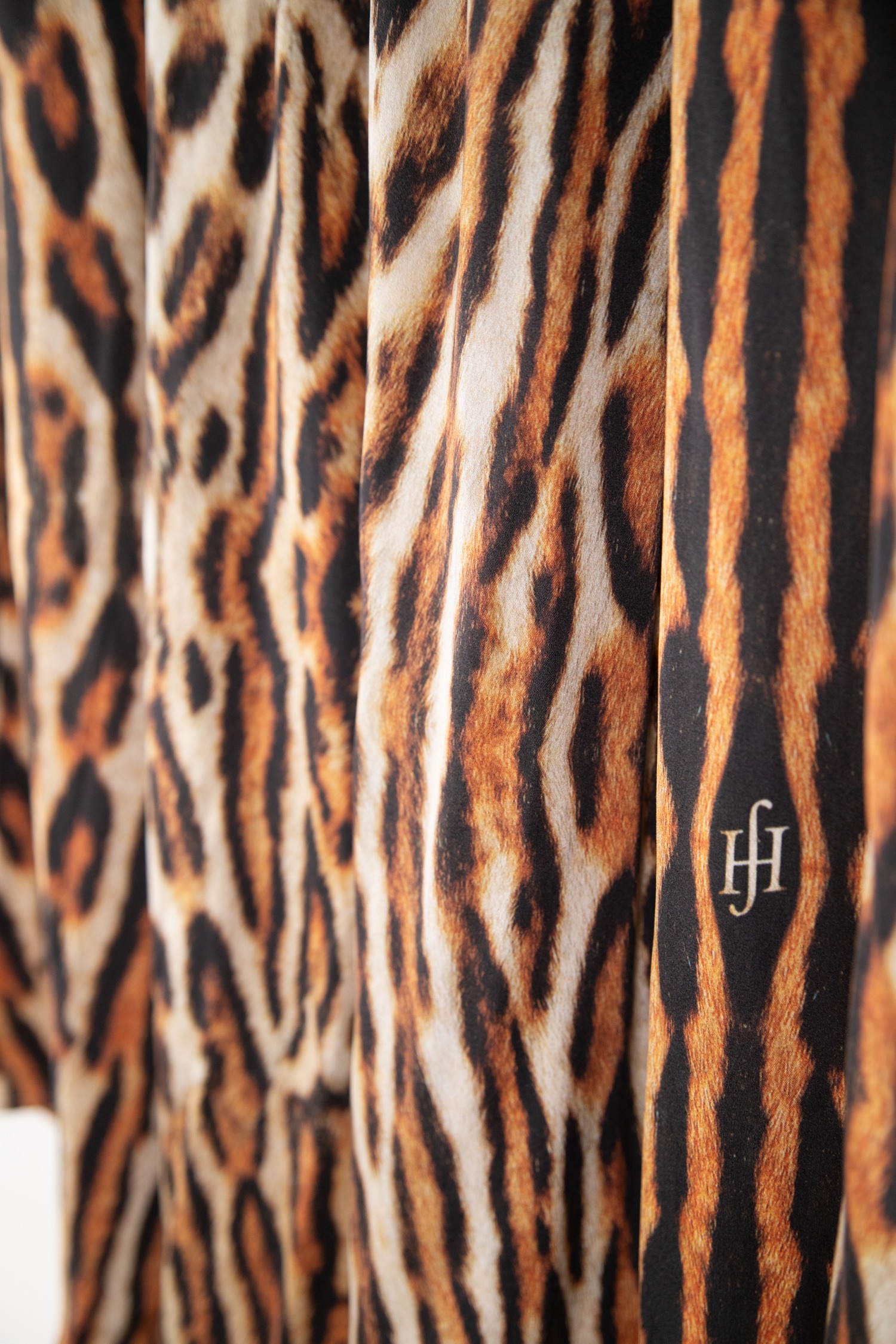 Friendly Hunting Midirock aus Seide mit Leomuster