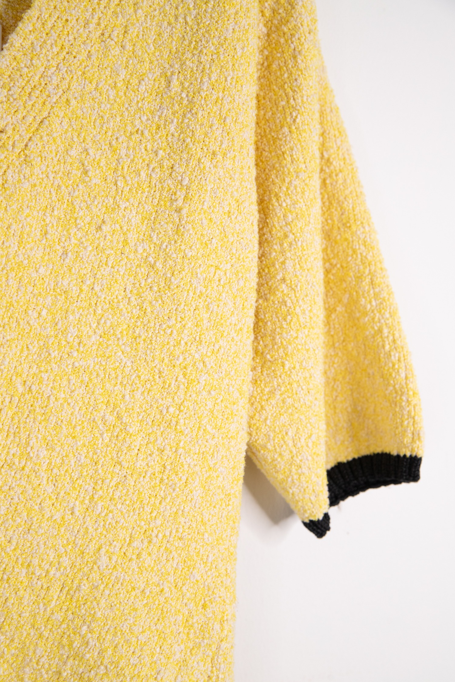 Ganni Strickjacke in Hellgelb und Schwarz