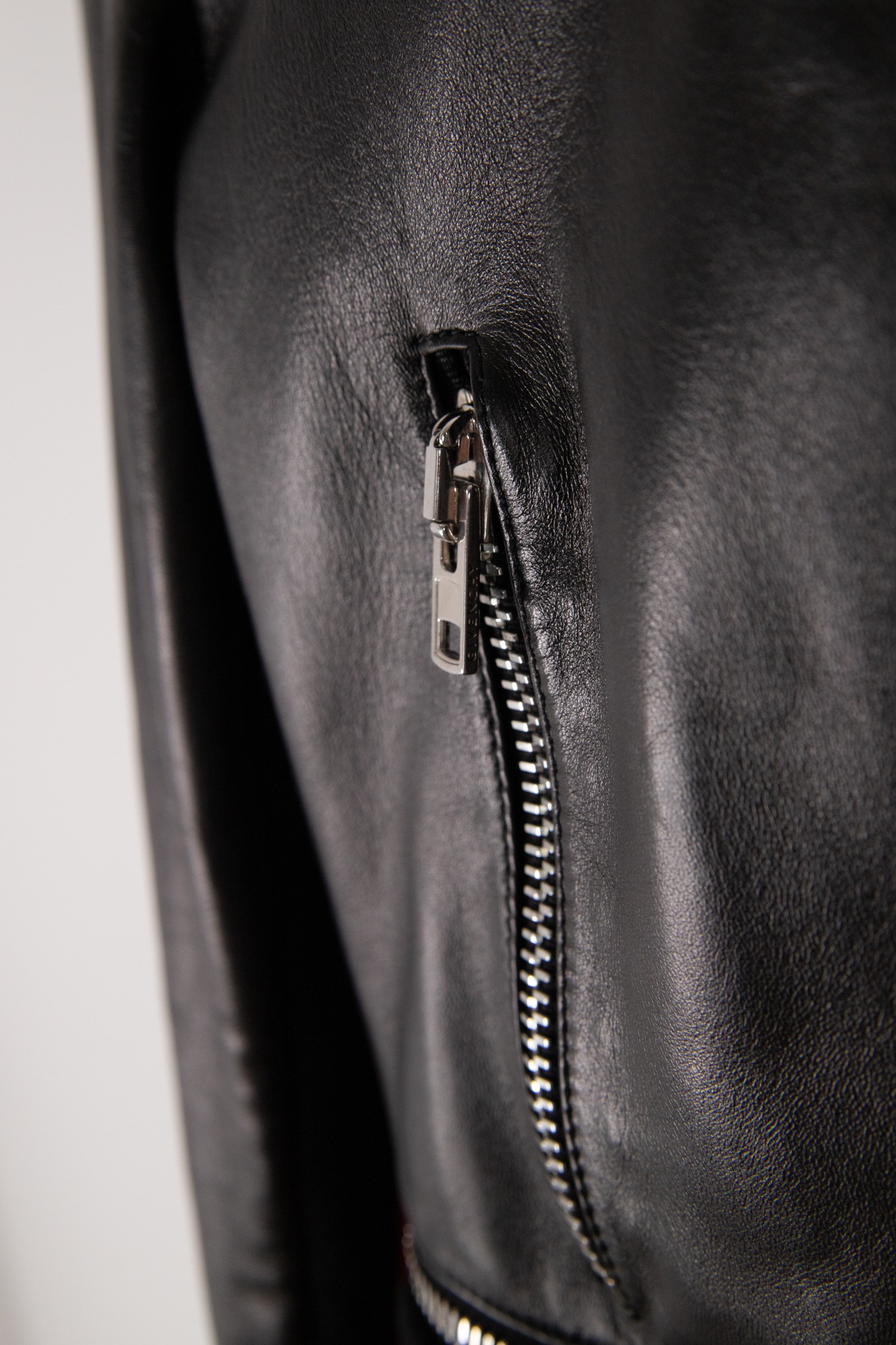 Givenchy Lederjacke in Schwarz, Rot und Weiß