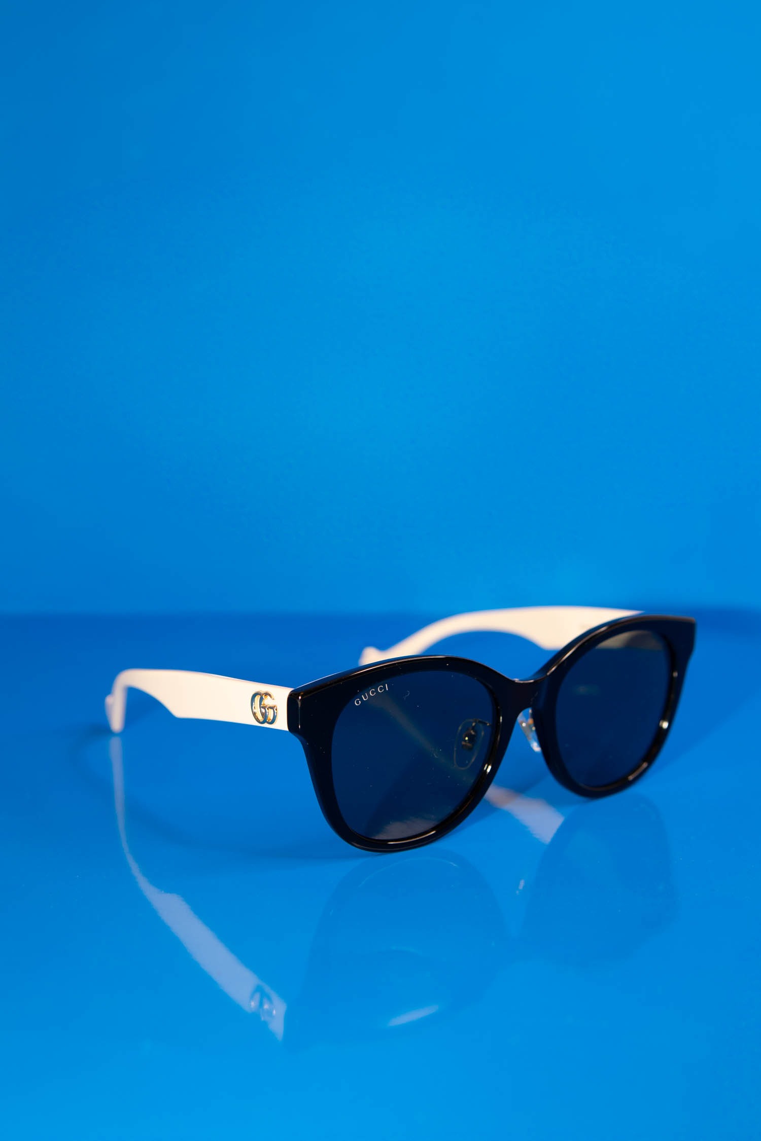 Gucci Sonnenbrille mit Bügeln in Ecru