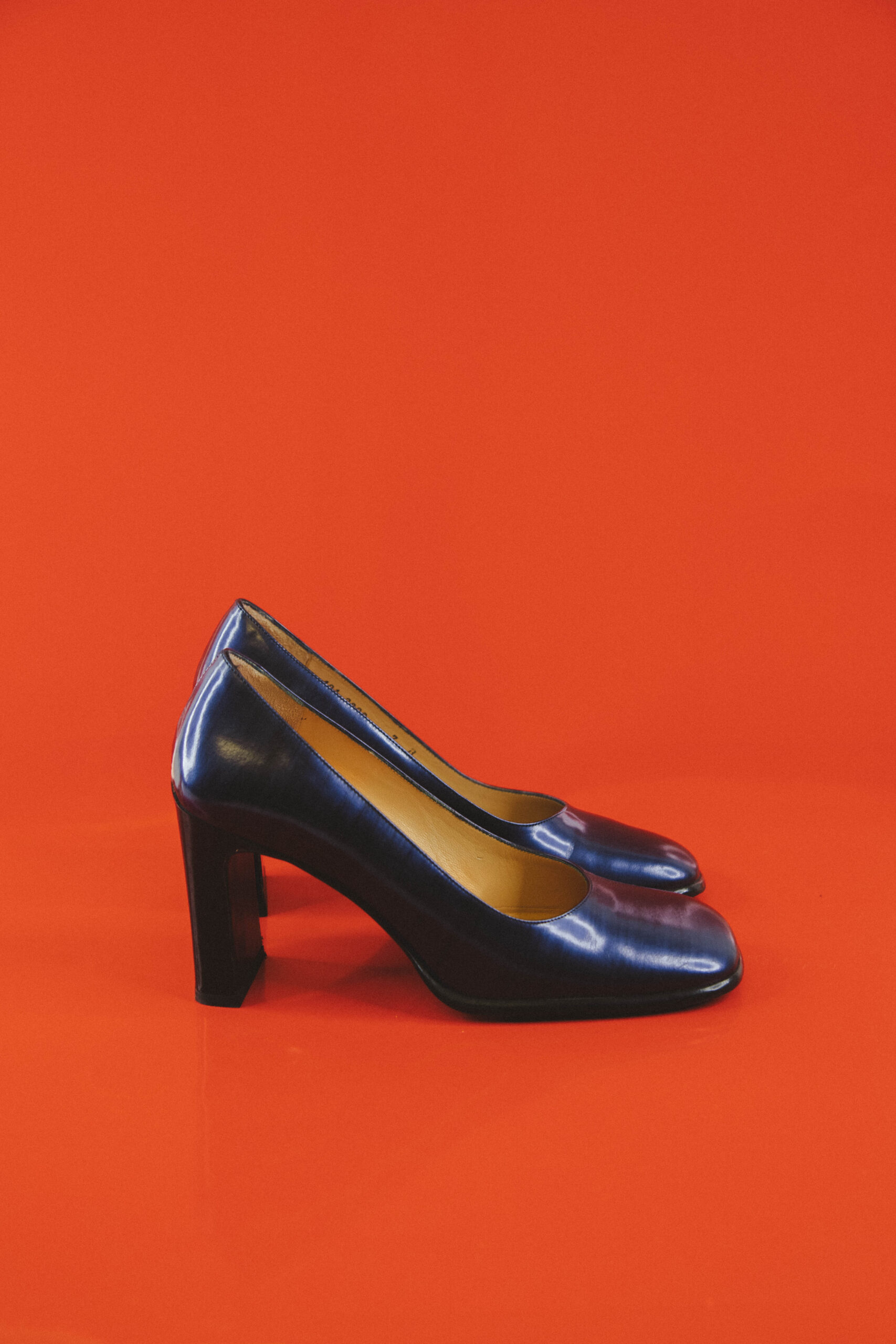 Gucci Pumps aus glänzendem Leder in Blau