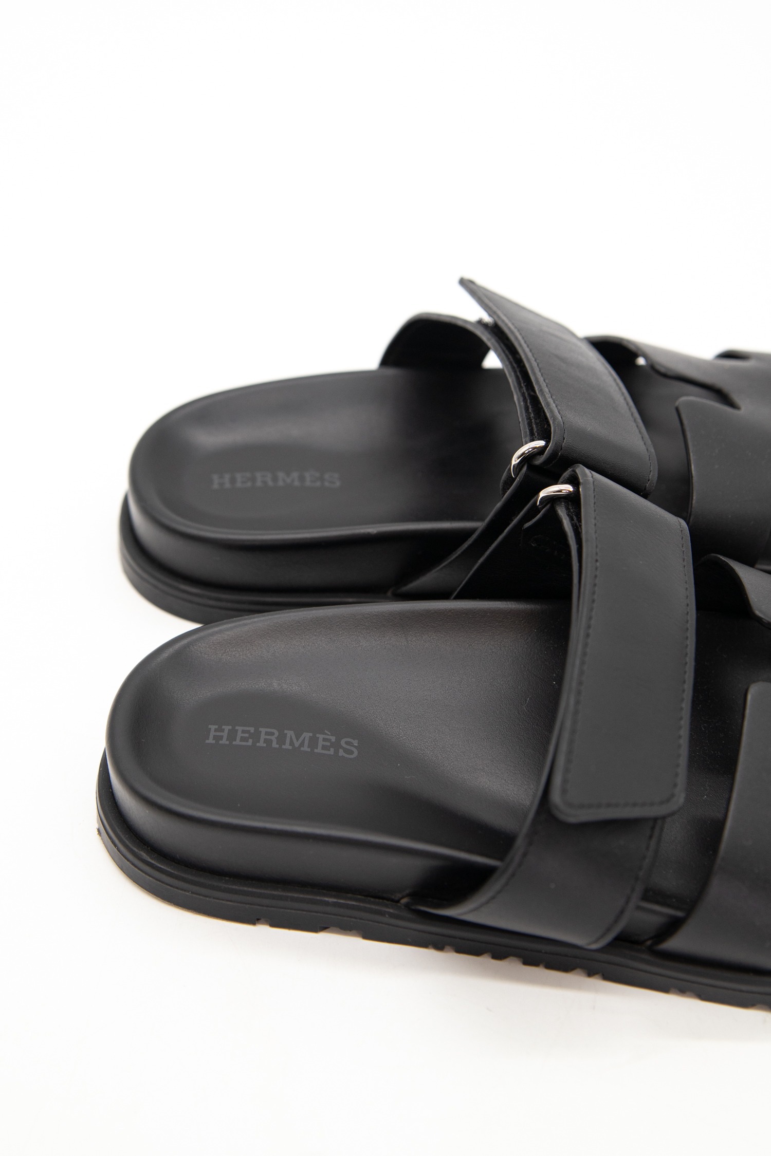 Hermès "Chypre" Sandalen in Schwarz und Silber