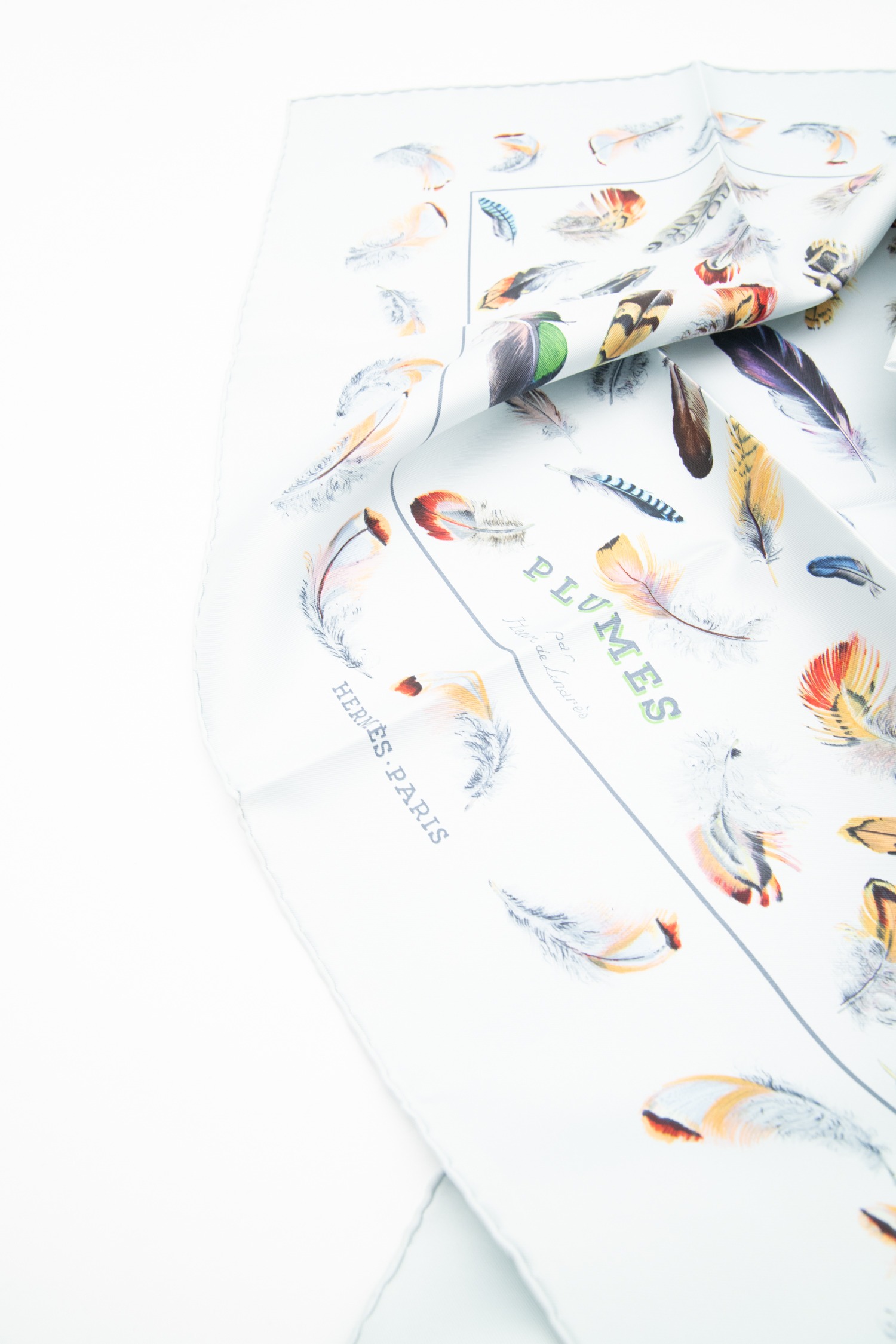 Hermès „Les Plumes“ Seidentuch in Hellblau und Bunt